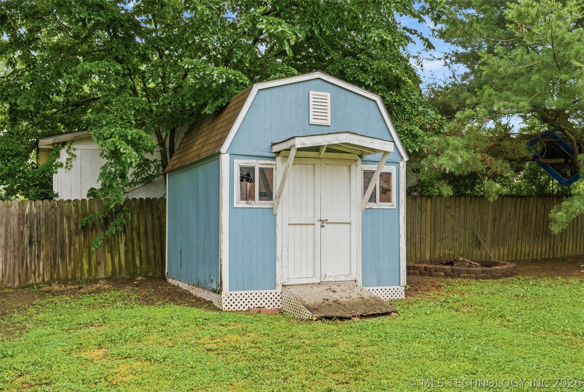 228 S Bell Property Photo 5