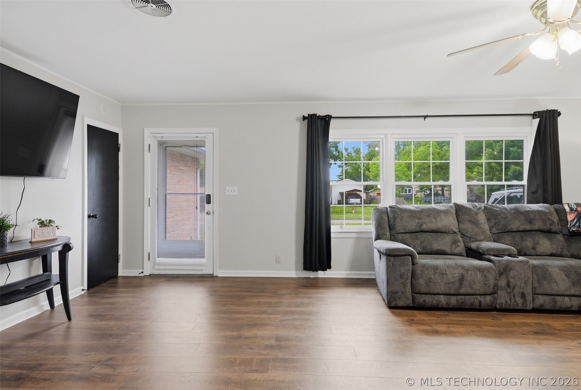 228 S Bell Property Photo 9