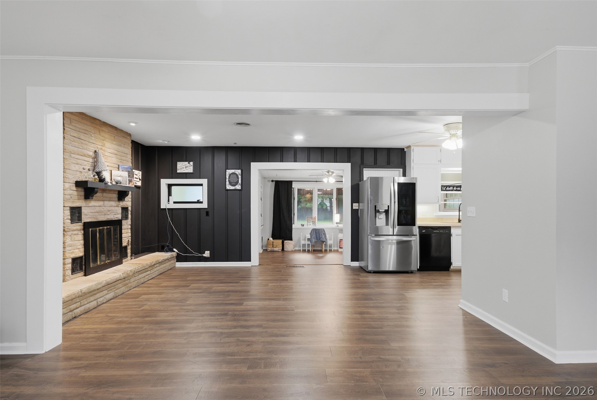 228 S Bell Property Photo 12