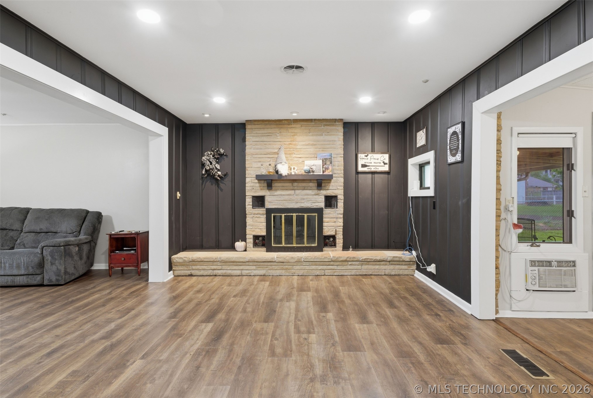 228 S Bell Property Photo 13