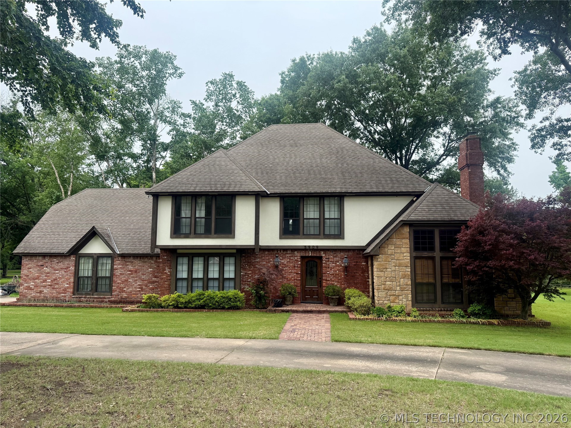 5909 Rolling Oaks Drive Property Photo 1
