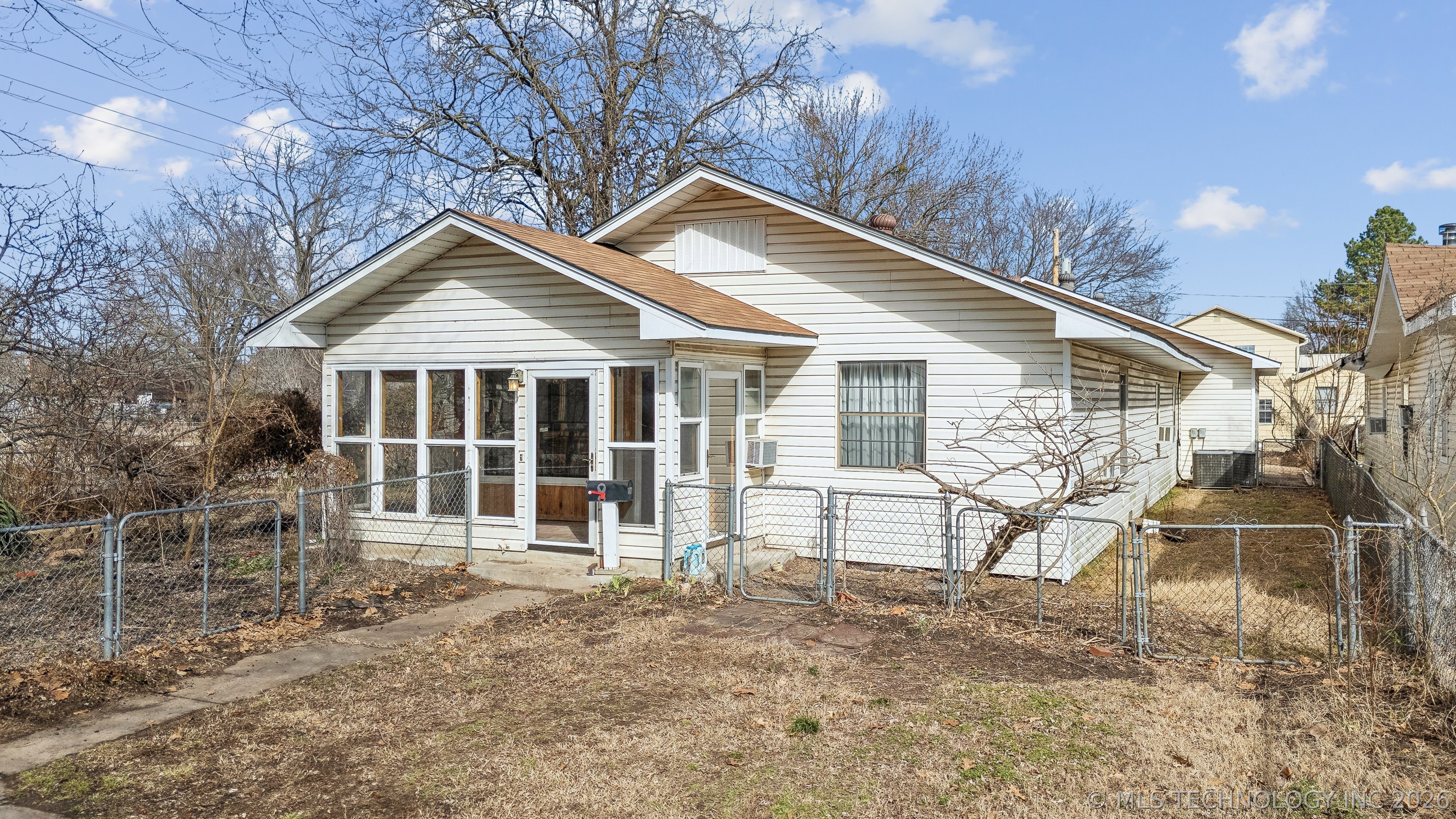 1121 W 9th Street Property Photo 2