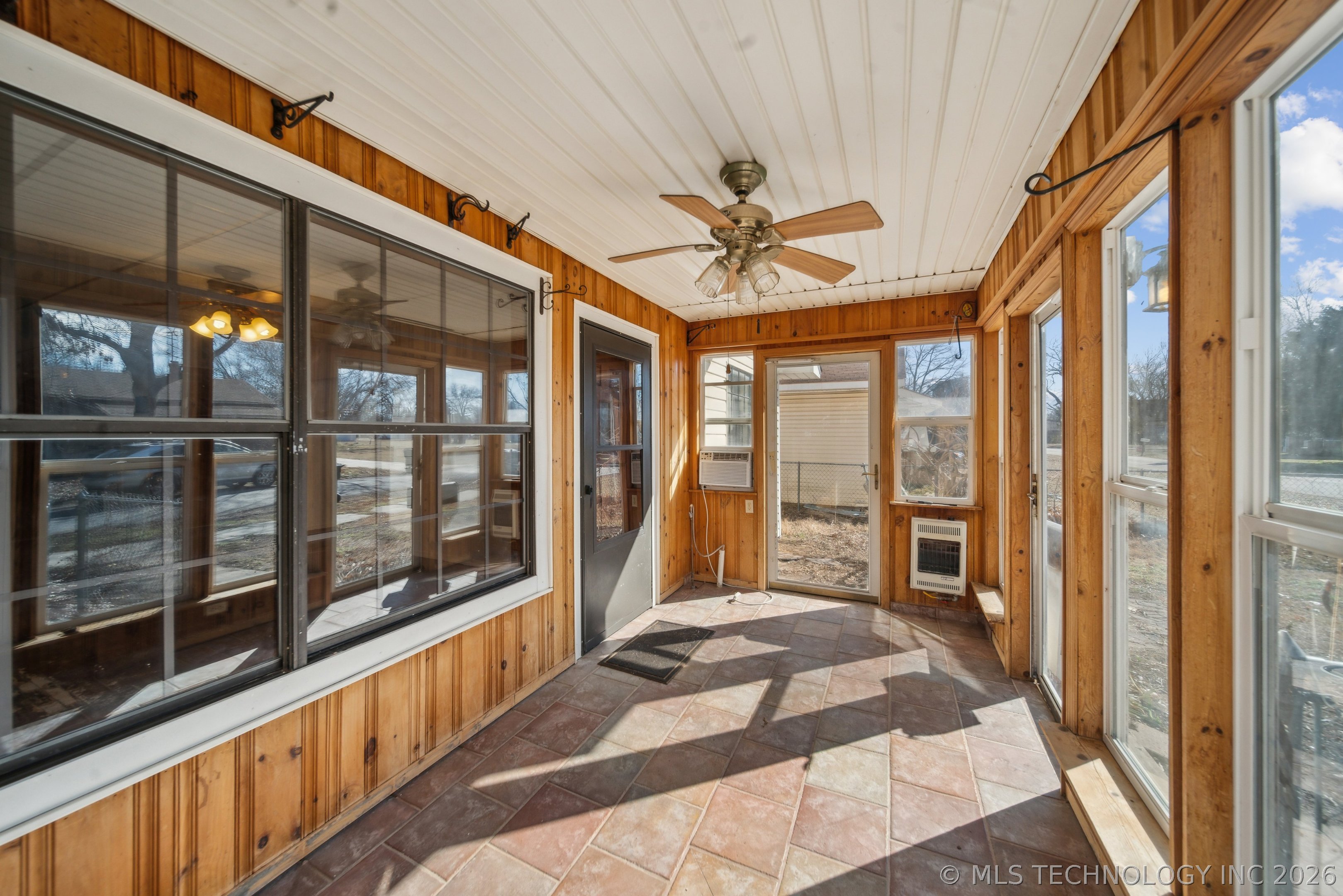 1121 W 9th Street Property Photo 3