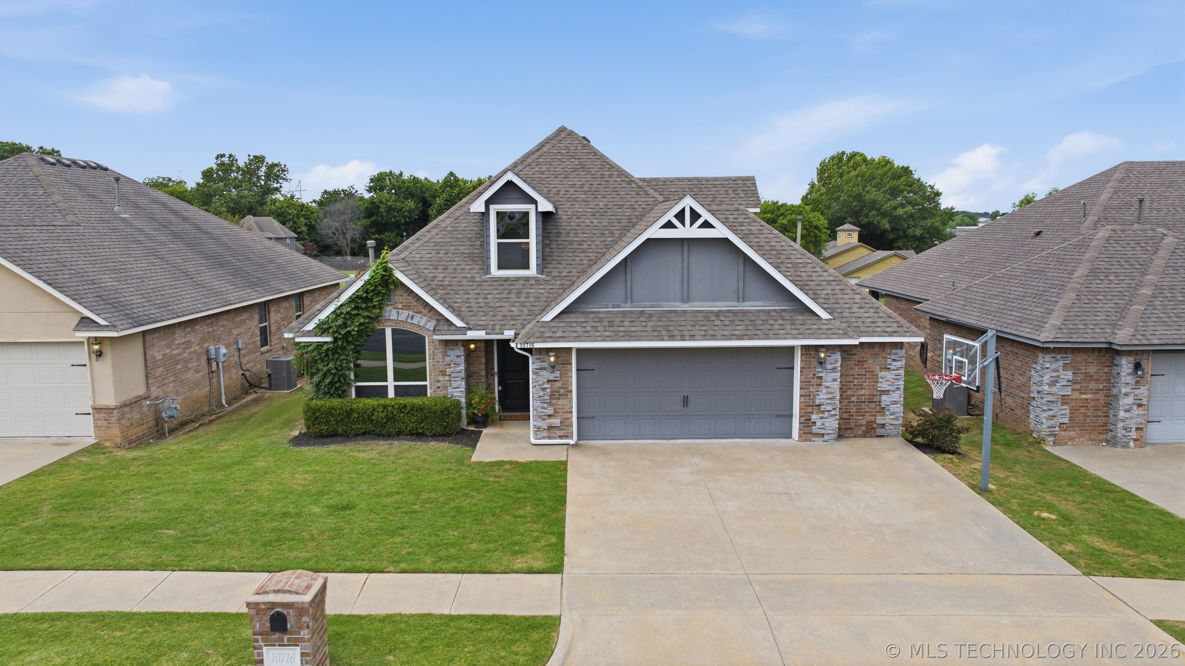 10716 Masters Circle Property Photo 5