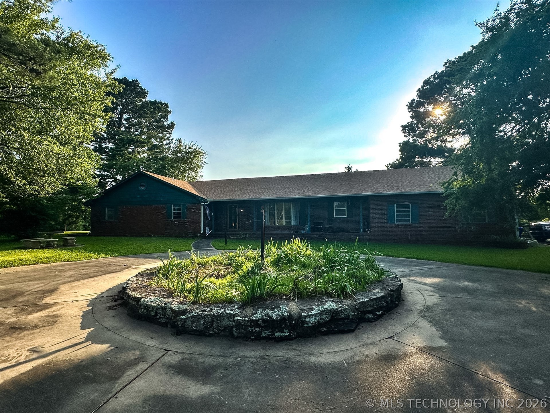 2435 S Woodland Road Property Photo 2