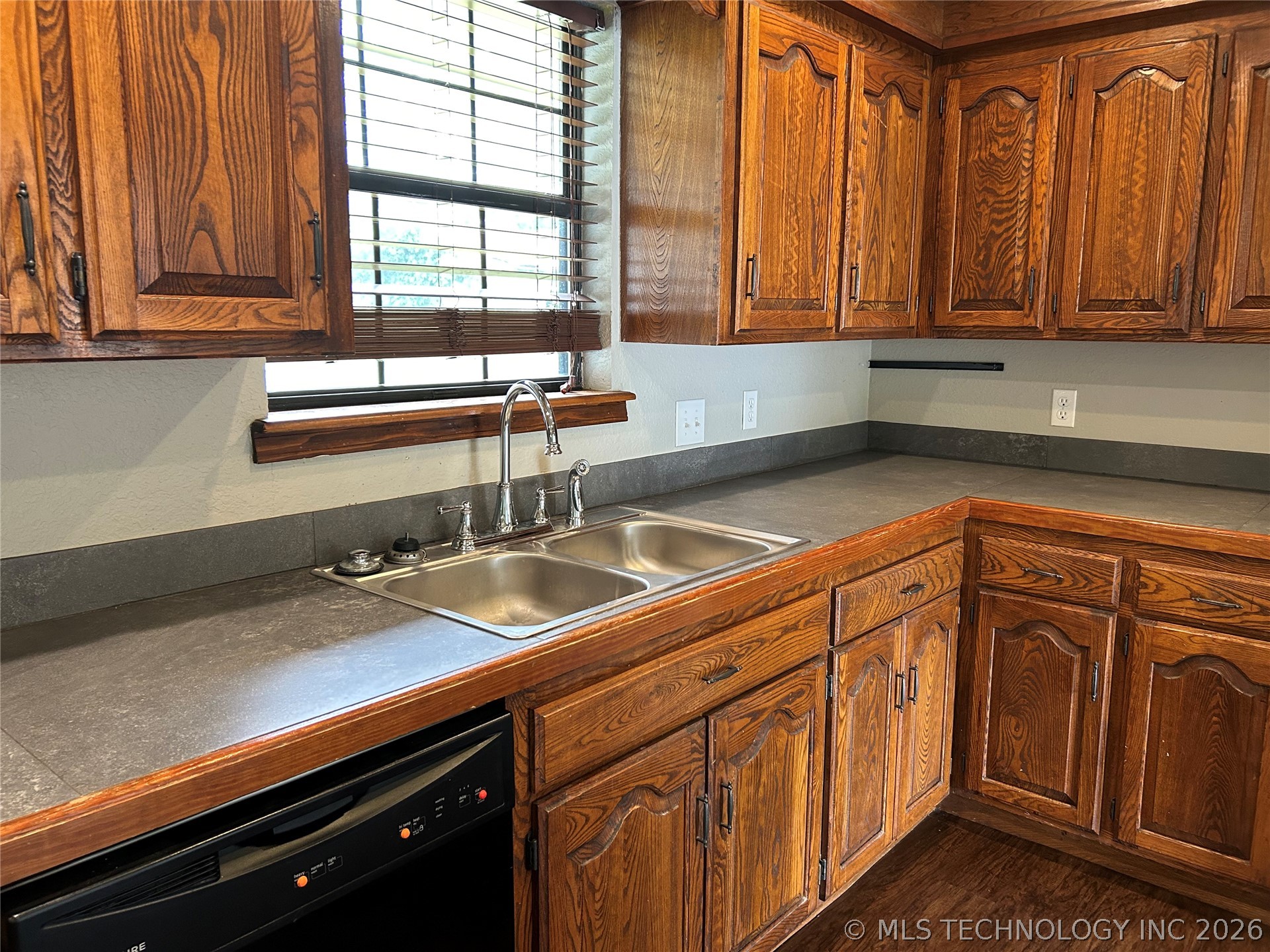 82 S Gladd Road Property Photo 8