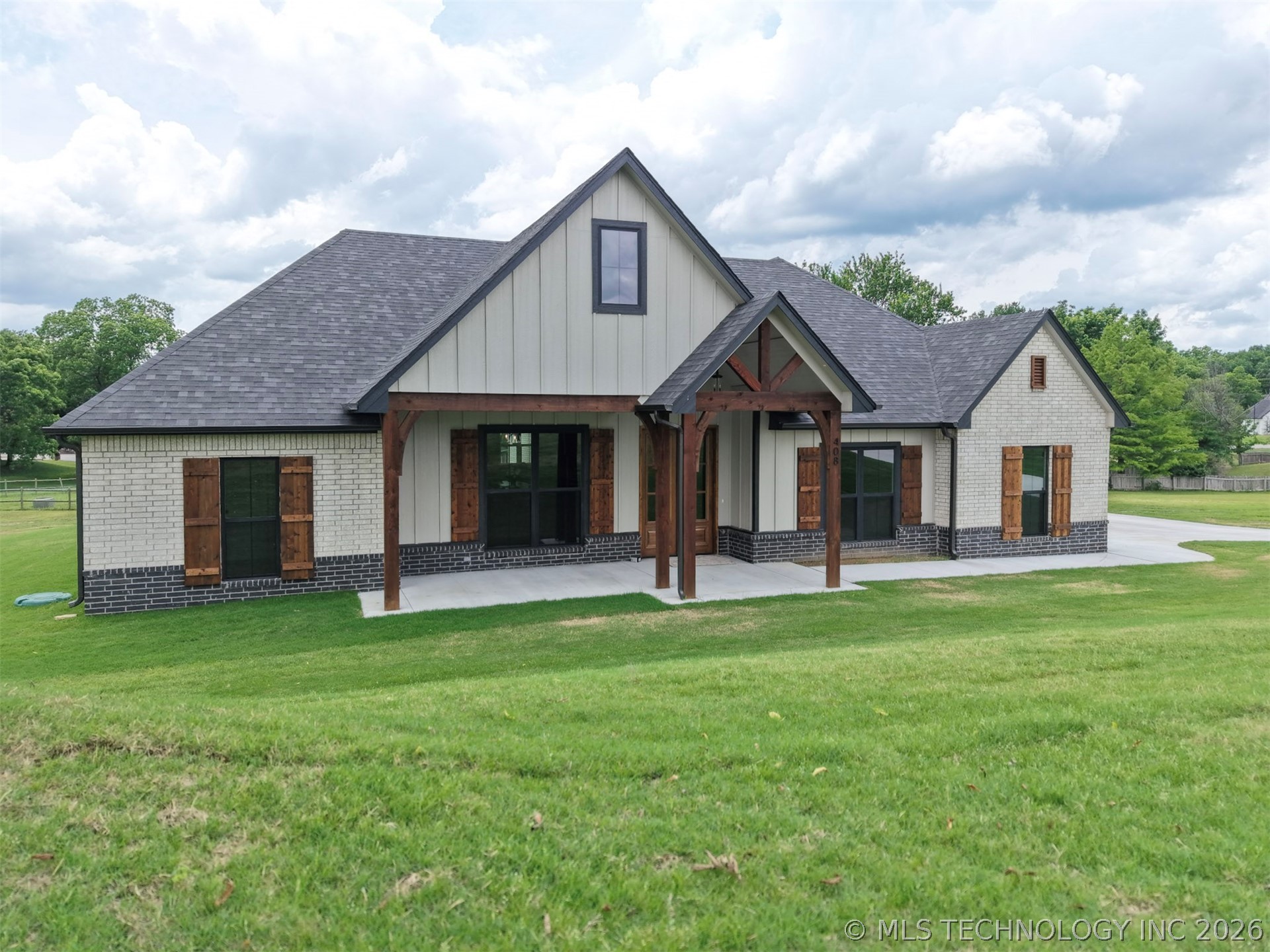408 S Tall Chief Avenue Property Photo 3