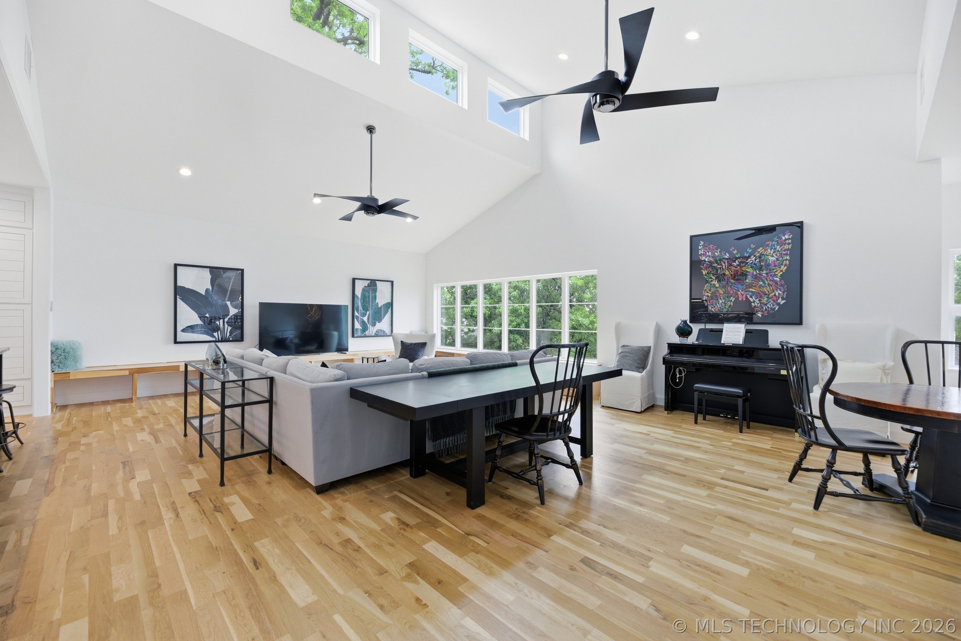 9708 S Maplewood Avenue Property Photo 4