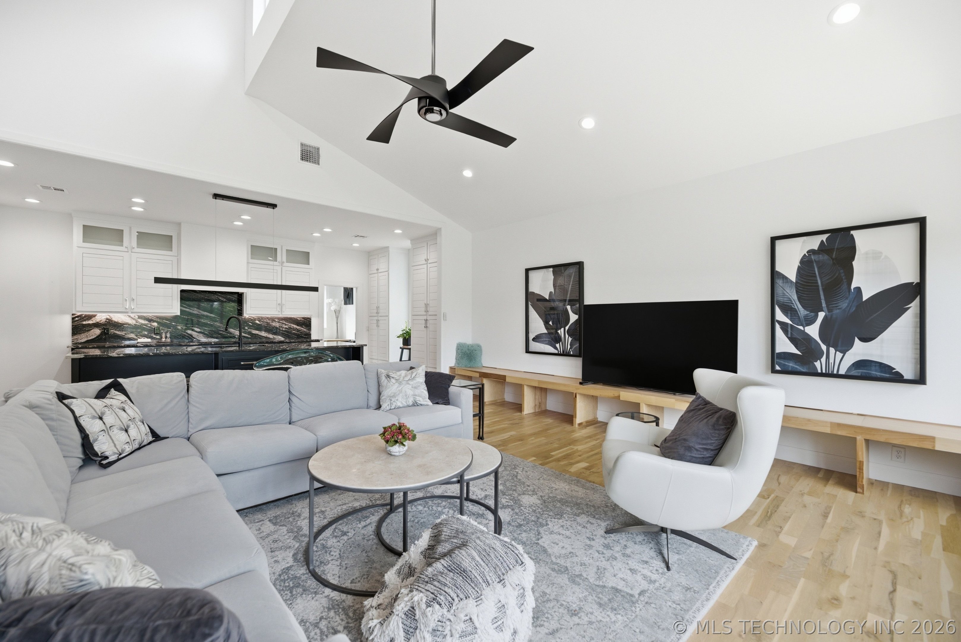 9708 S Maplewood Avenue Property Photo 8