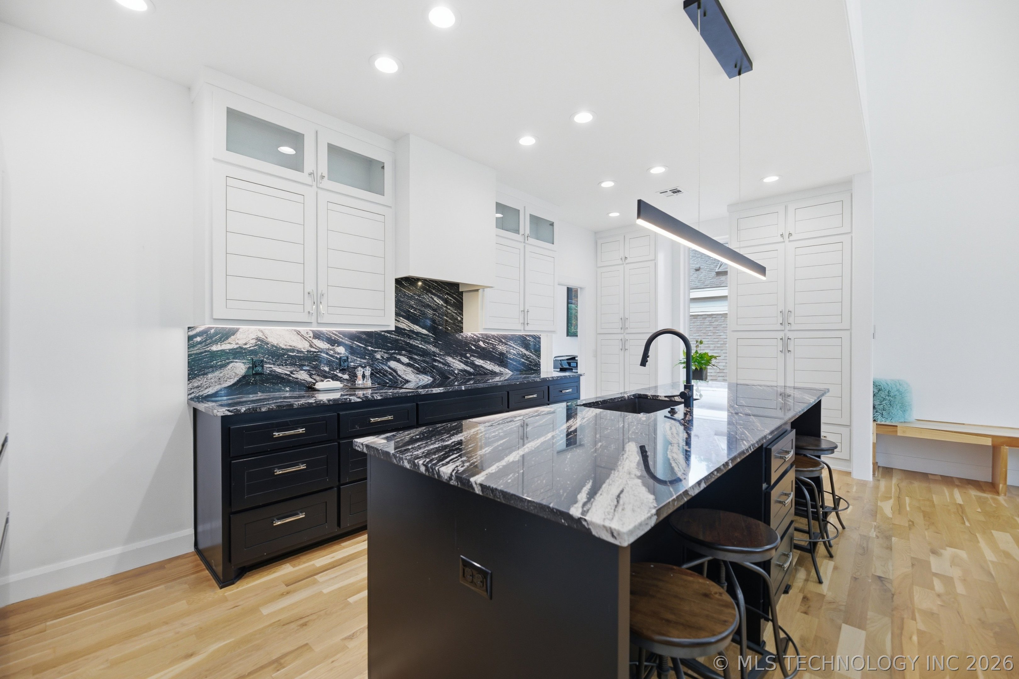 9708 S Maplewood Avenue Property Photo 10