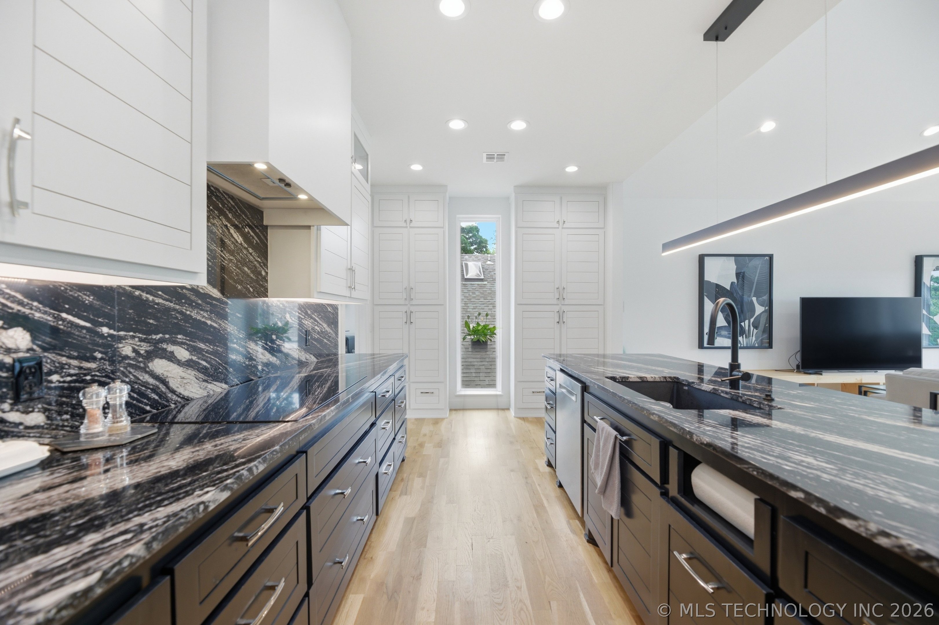 9708 S Maplewood Avenue Property Photo 11
