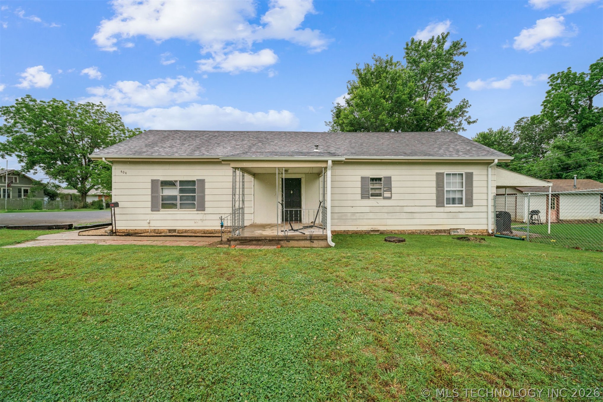 404 E Maple Street Property Photo 1