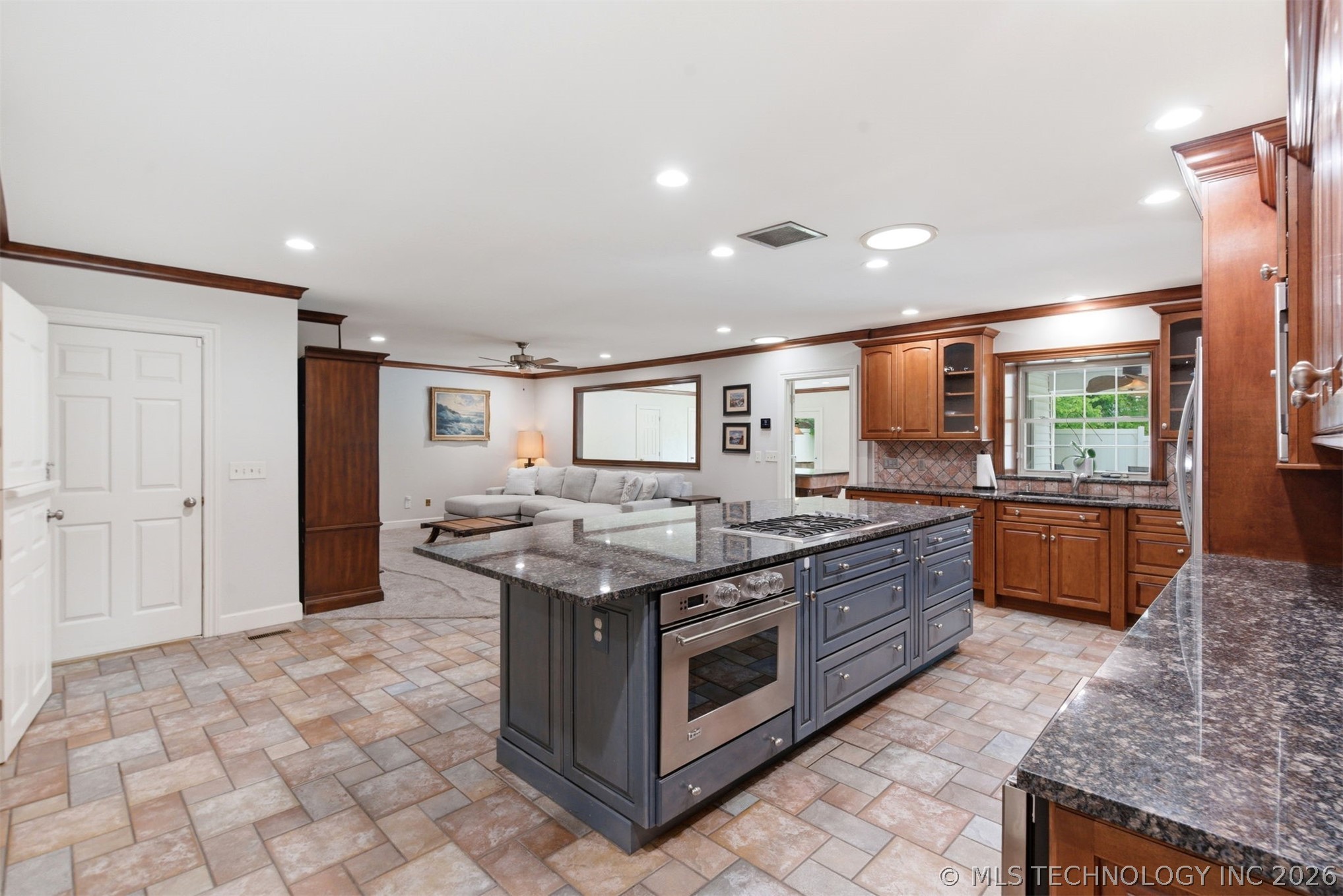3855 S Utica Avenue Property Photo 12