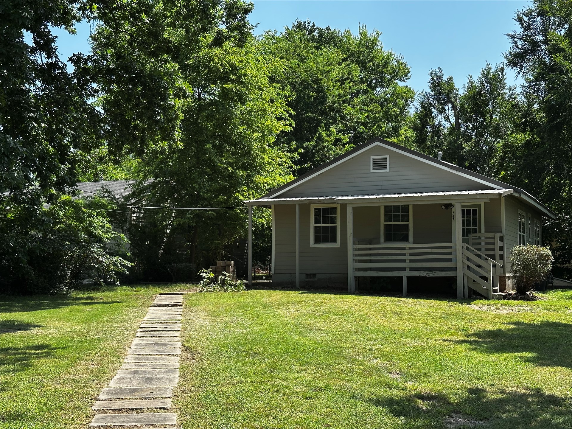 747 S Bluff Avenue W Property Photo 1