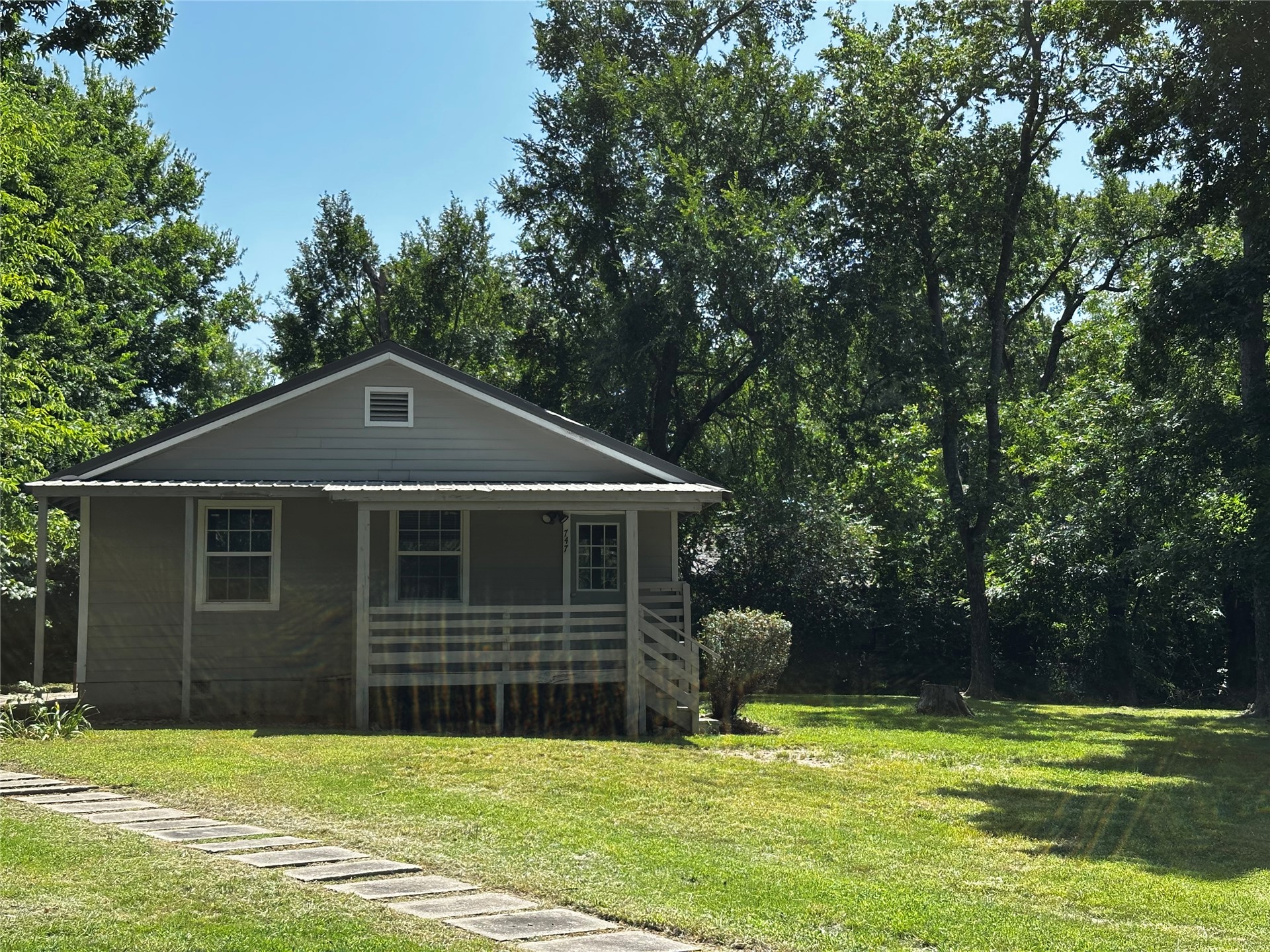 747 S Bluff Avenue W Property Photo 2