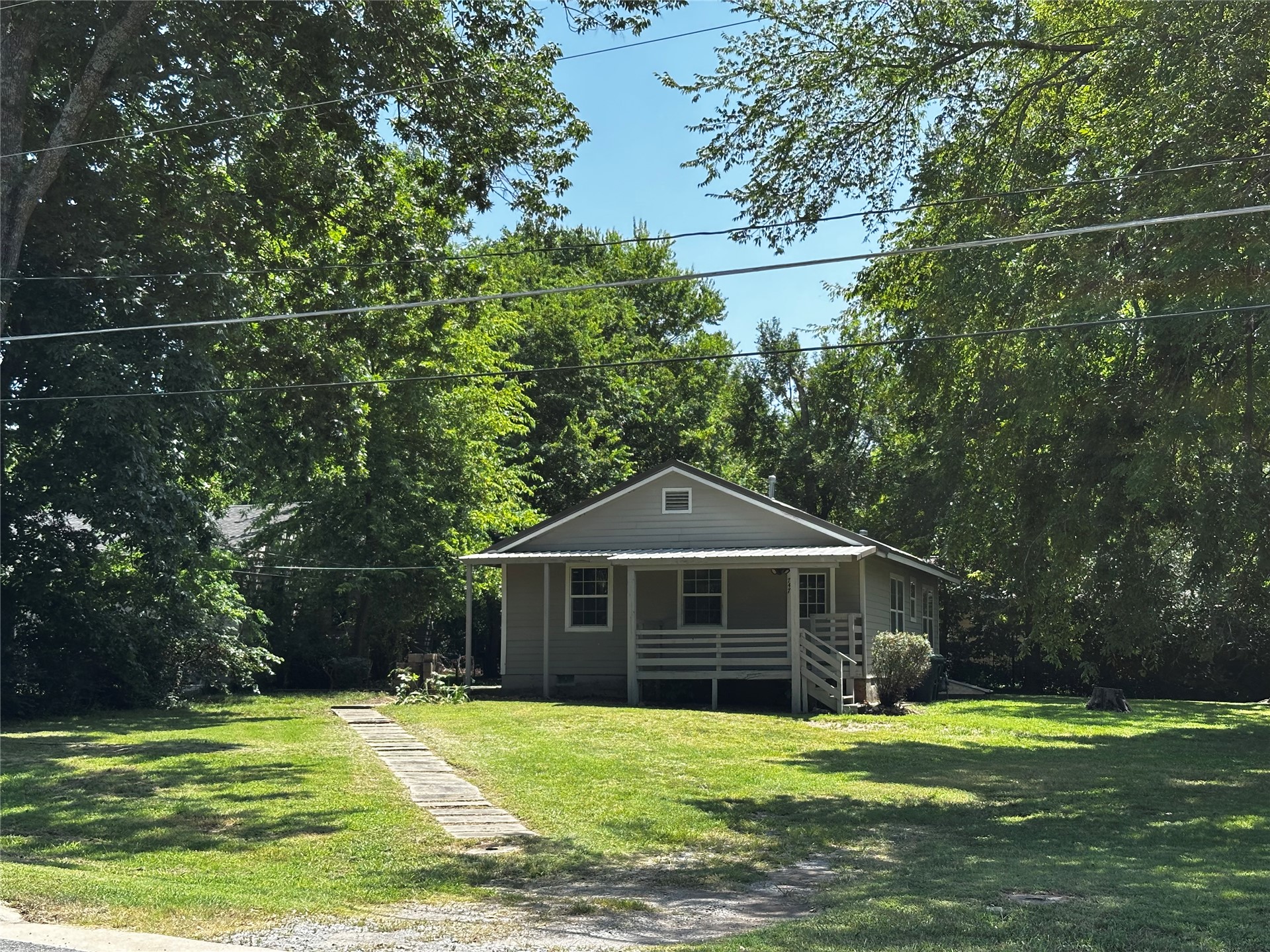 747 S Bluff Avenue W Property Photo 3