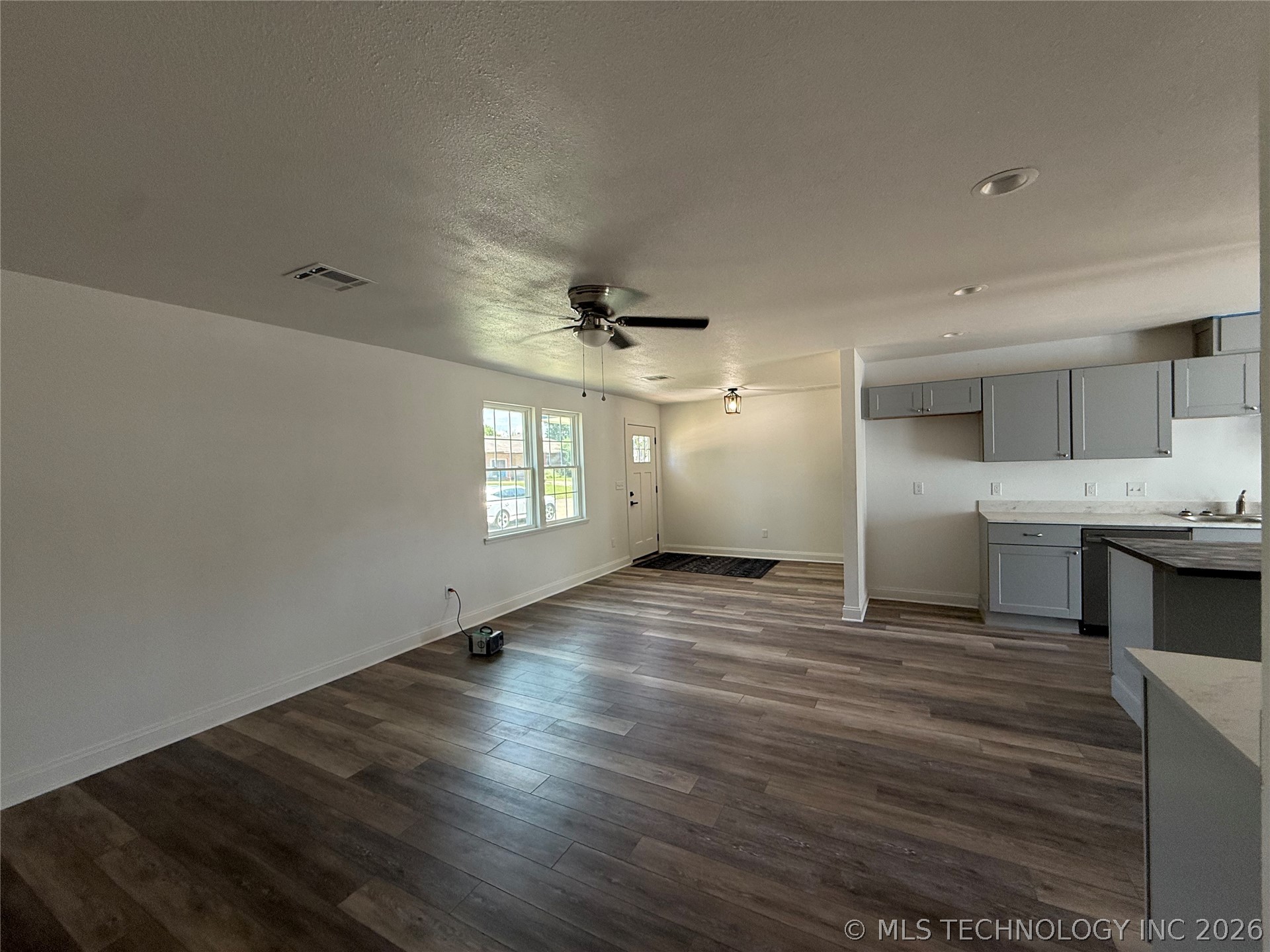 1019 E 5th Property Photo 6