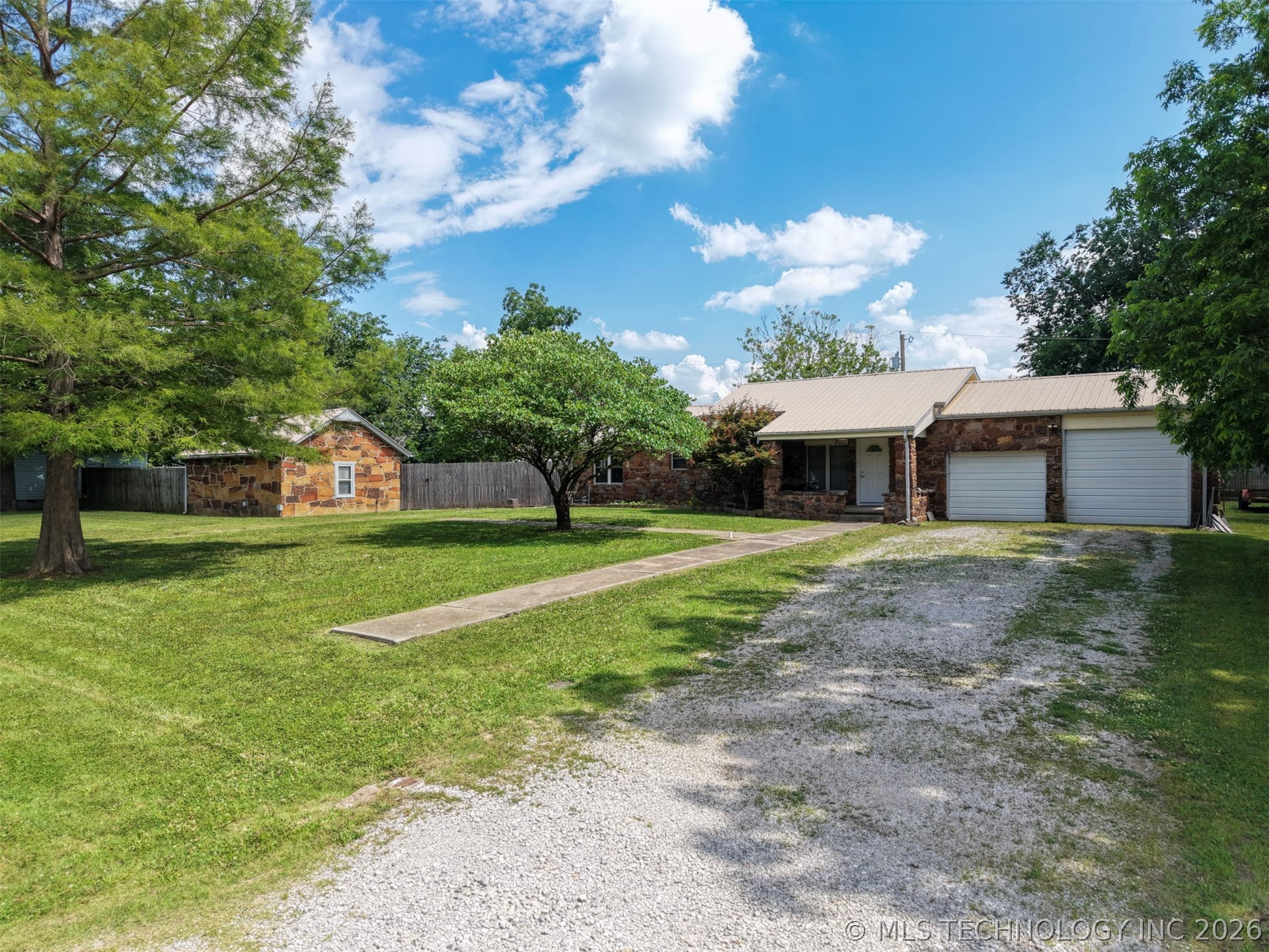 302 E Elm Street Property Photo 1