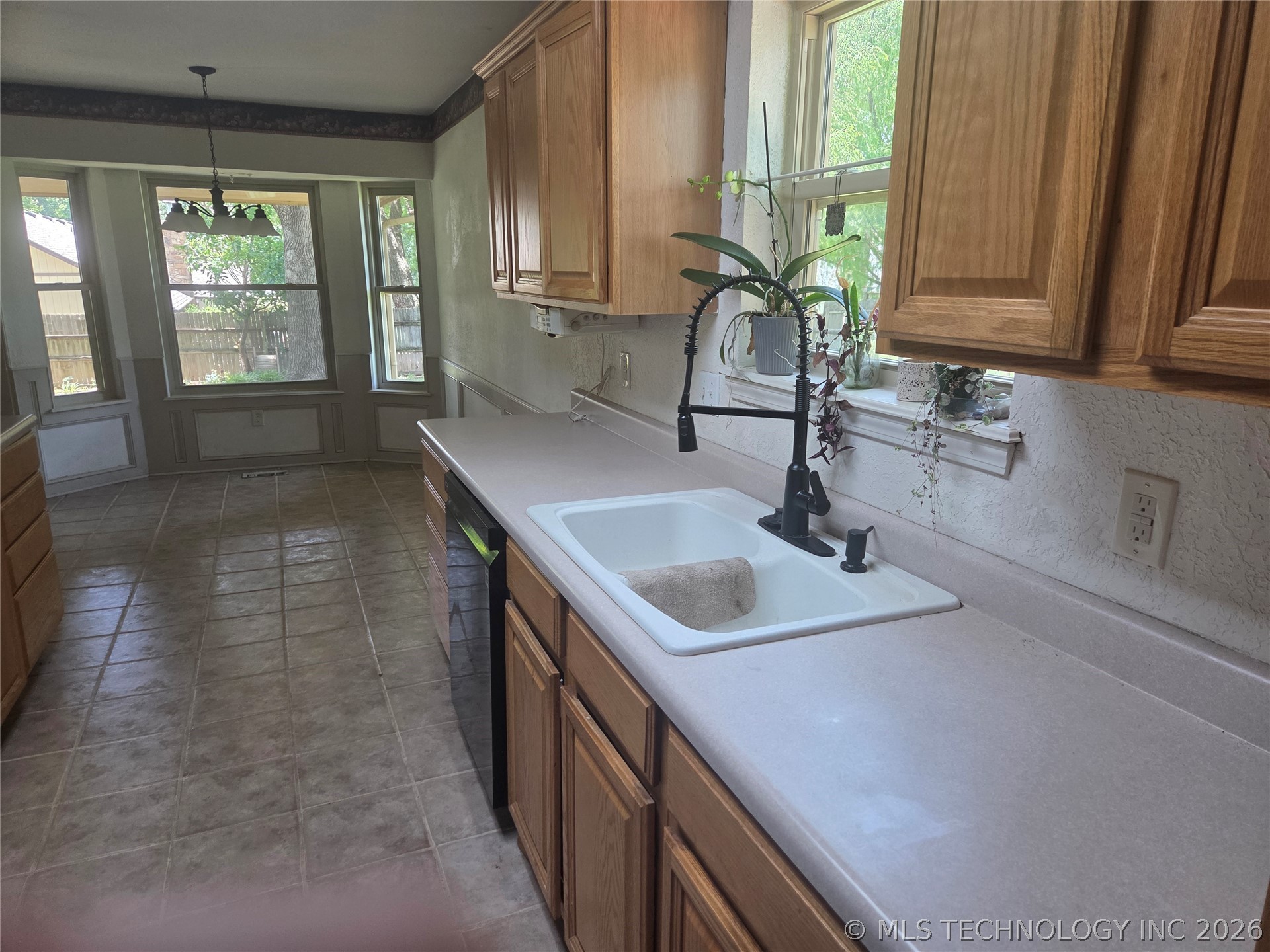 7308 S Oak Avenue Property Photo 5