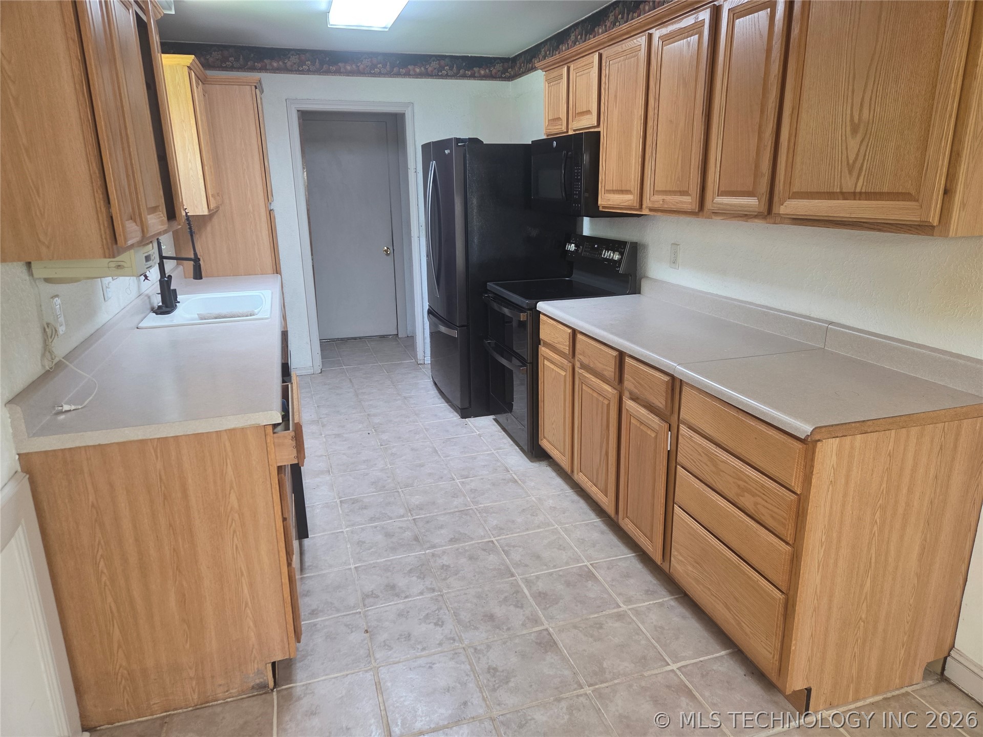 7308 S Oak Avenue Property Photo 6