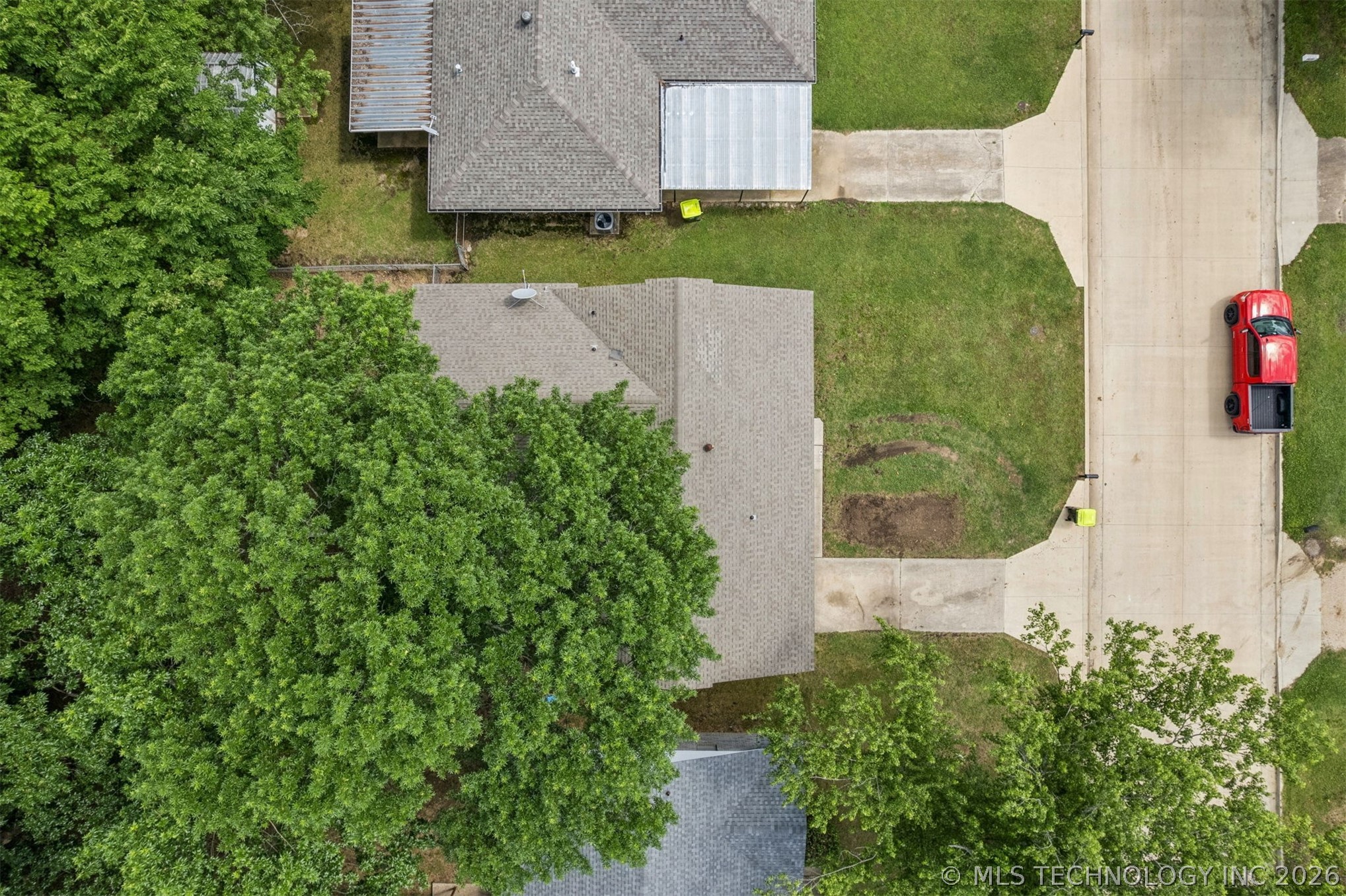 920 Crestview Street Property Photo 3