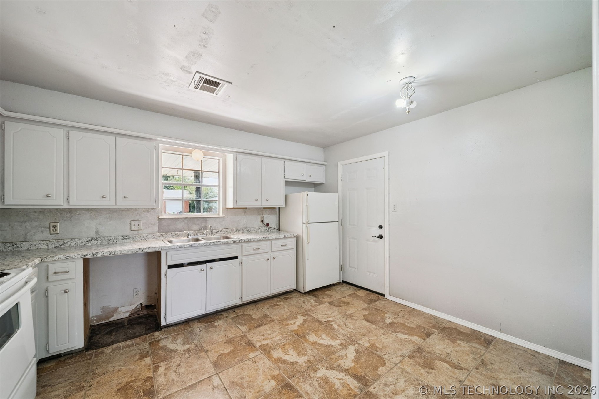920 Crestview Street Property Photo 11