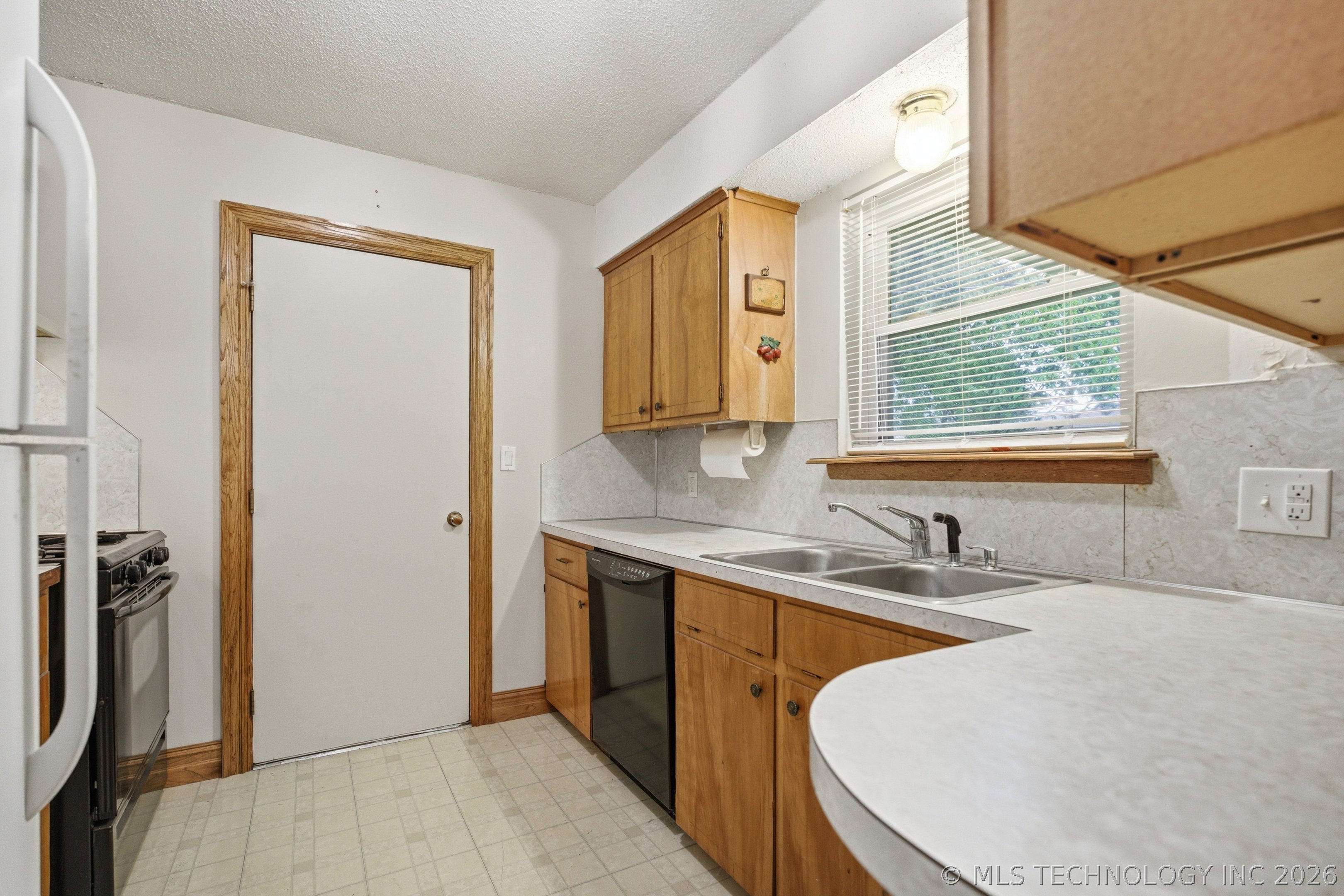 16553 E 2nd Place Property Photo 11