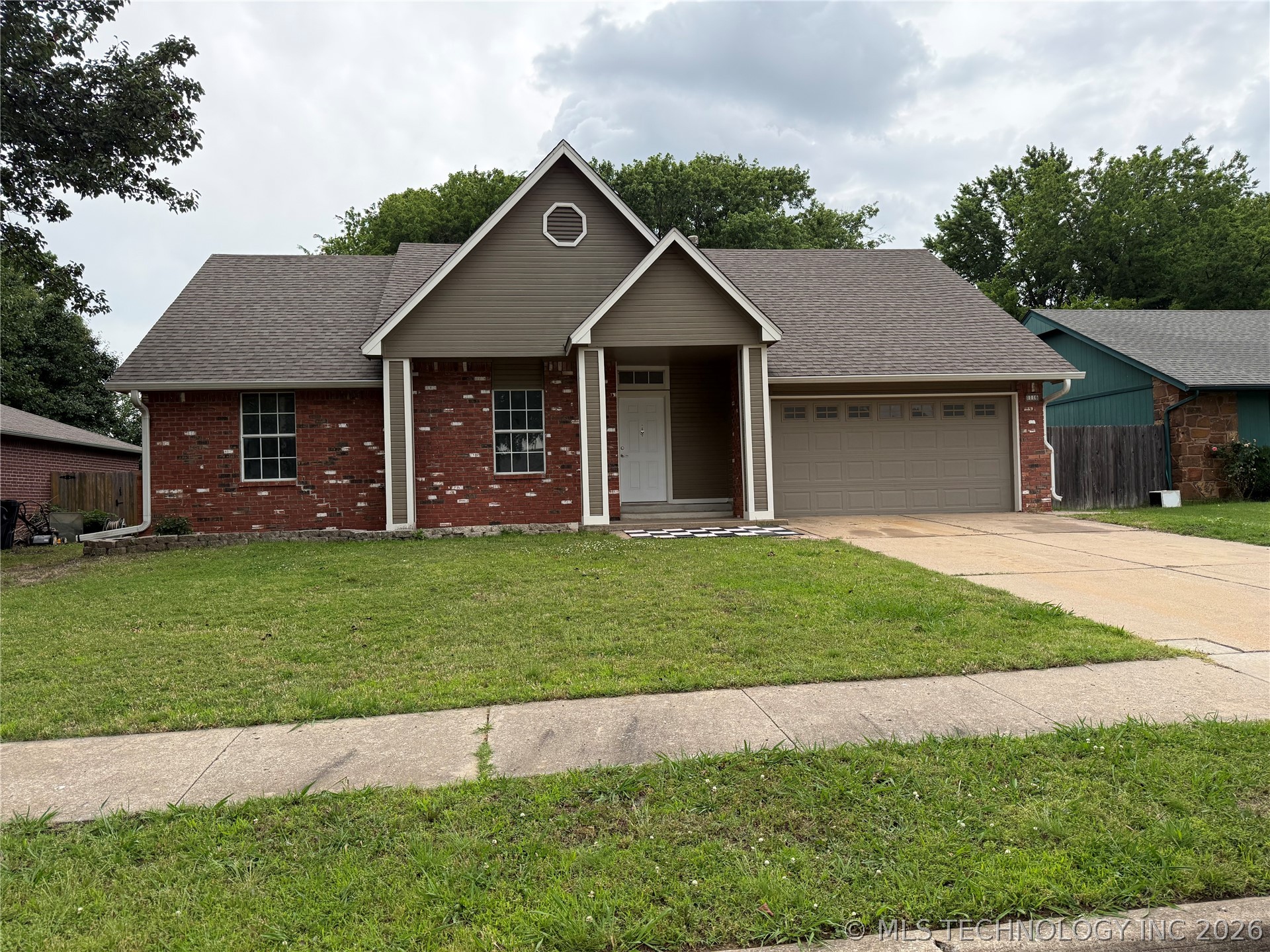 1116 N Hickory Drive Property Photo 1