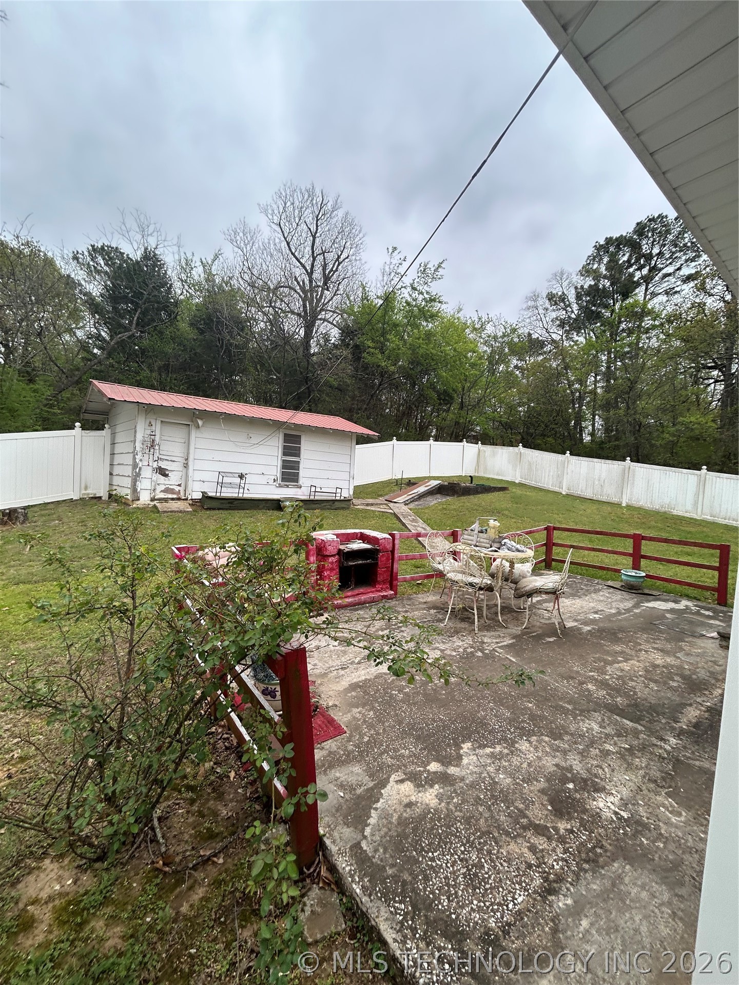 223 Robinson Property Photo 2