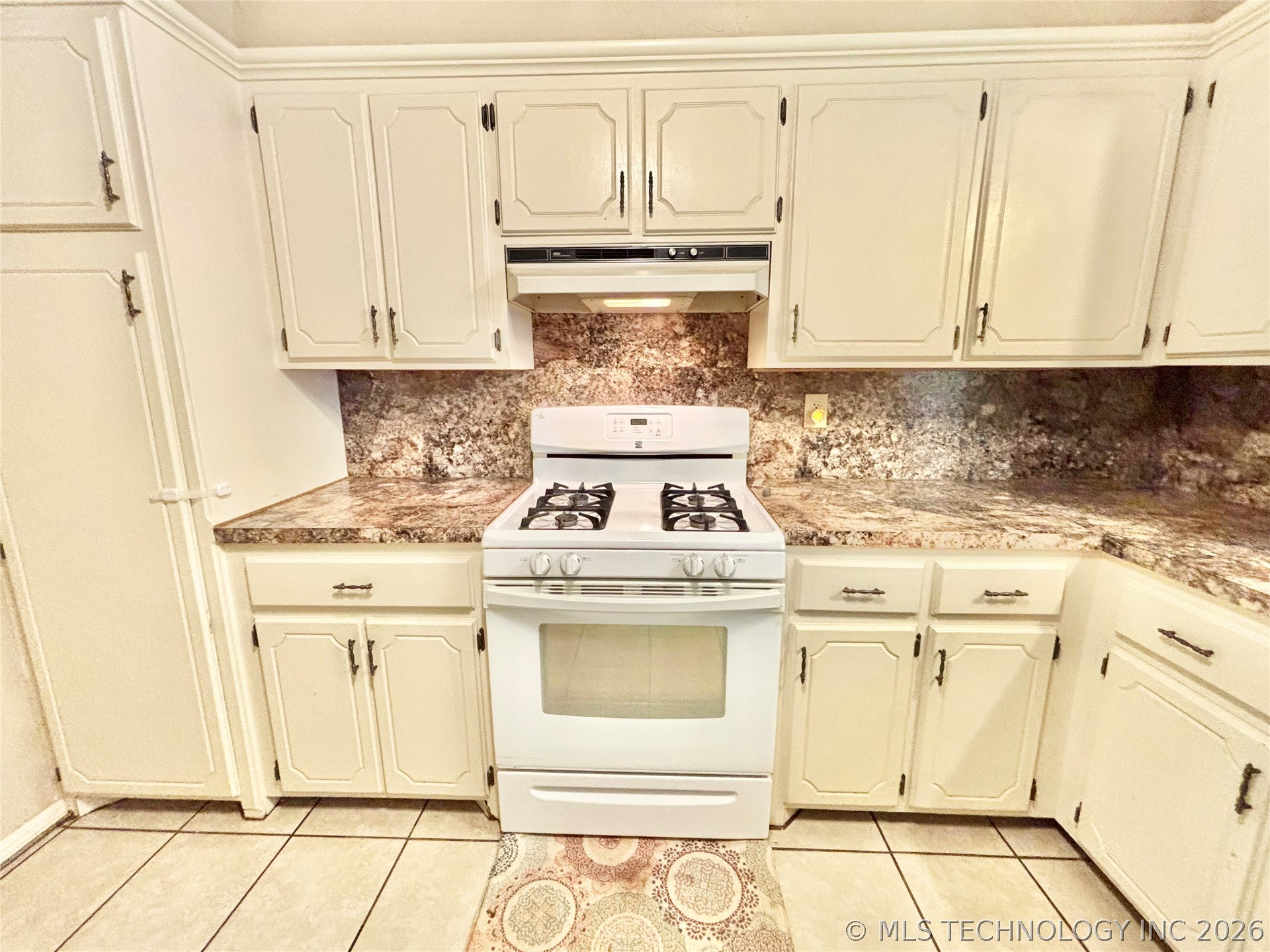 106 E Elk Road Property Photo 6