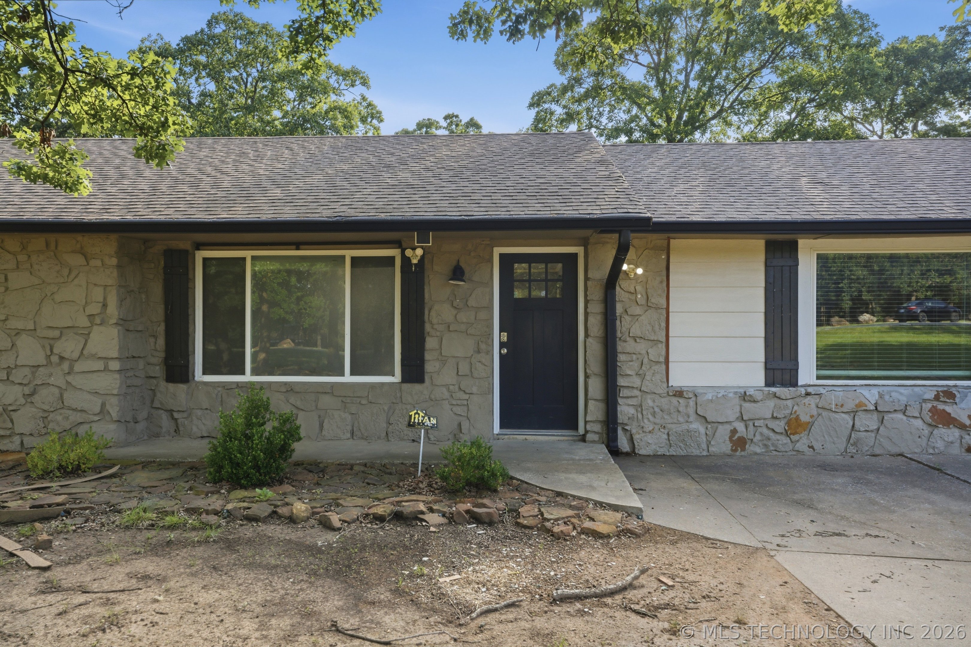 20815 S 142nd East Avenue Property Photo 4