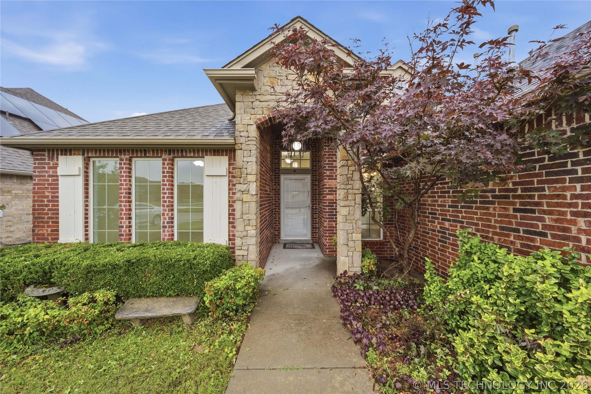 2445 S Oak Avenue Property Photo 4