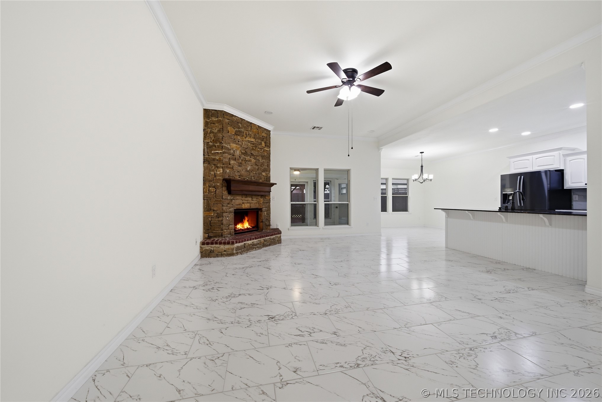 2445 S Oak Avenue Property Photo 6