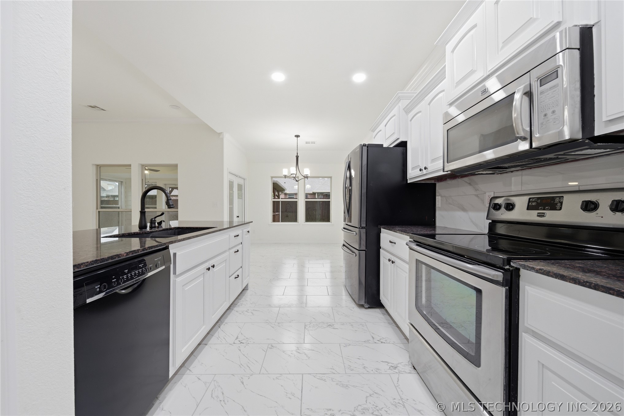 2445 S Oak Avenue Property Photo 9