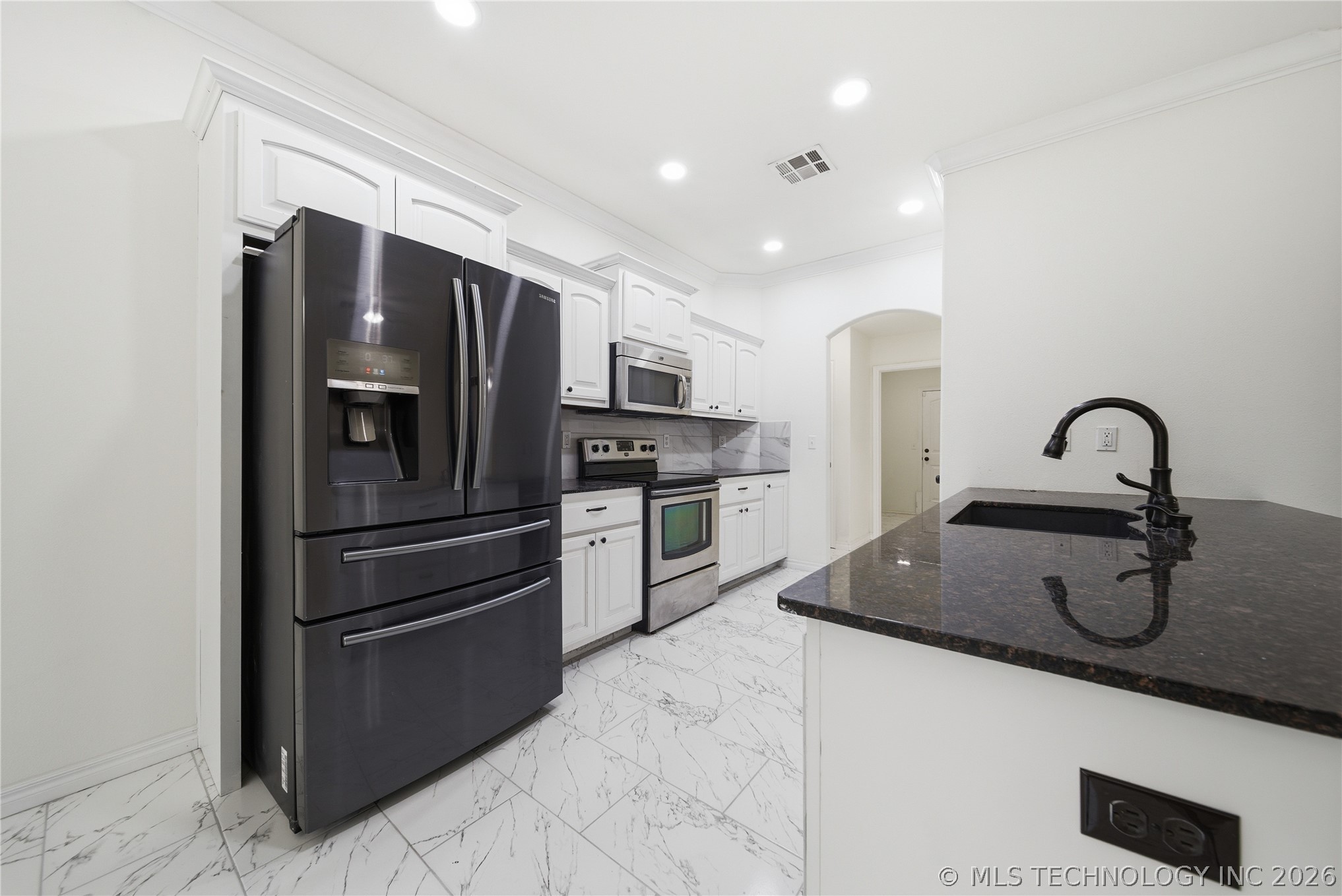 2445 S Oak Avenue Property Photo 10