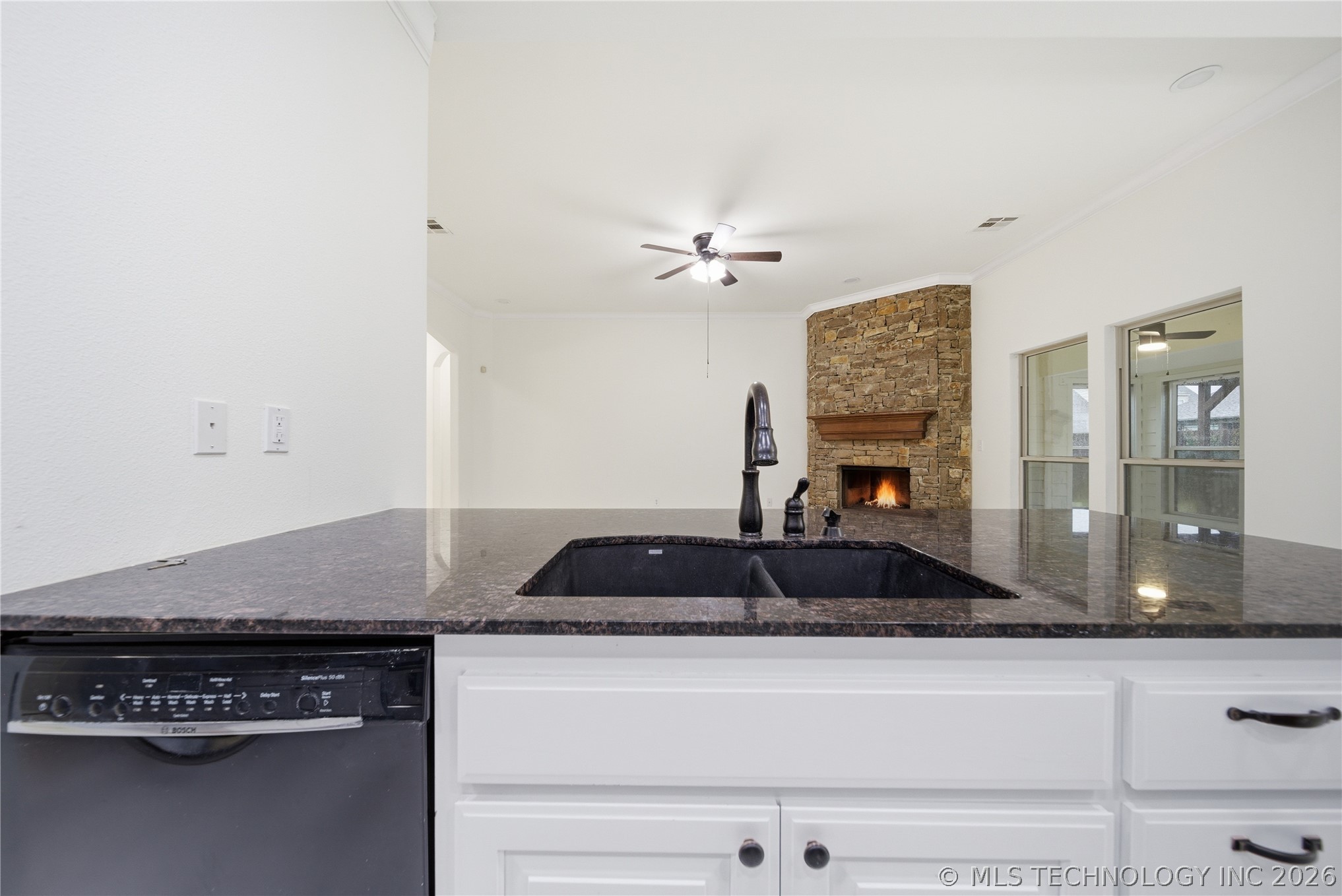 2445 S Oak Avenue Property Photo 11