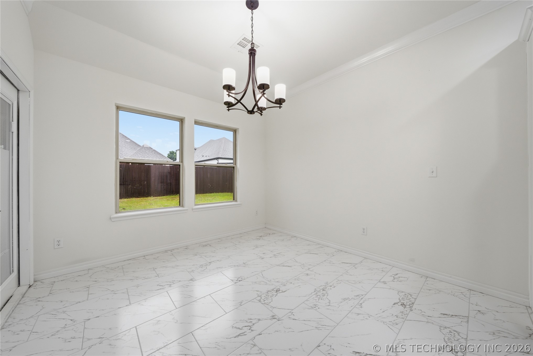 2445 S Oak Avenue Property Photo 12