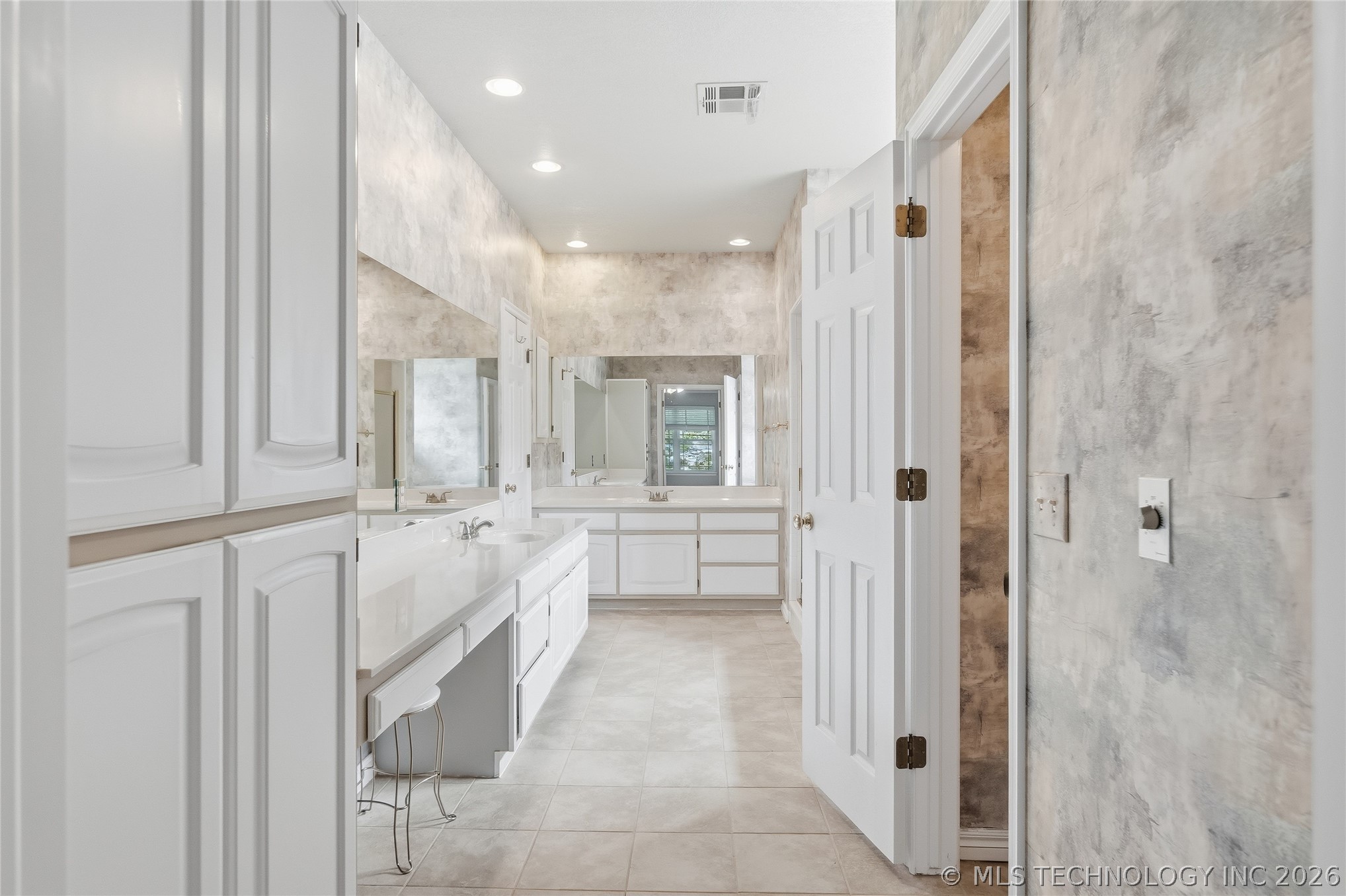 419 N Forest Ridge Boulevard Property Photo 18