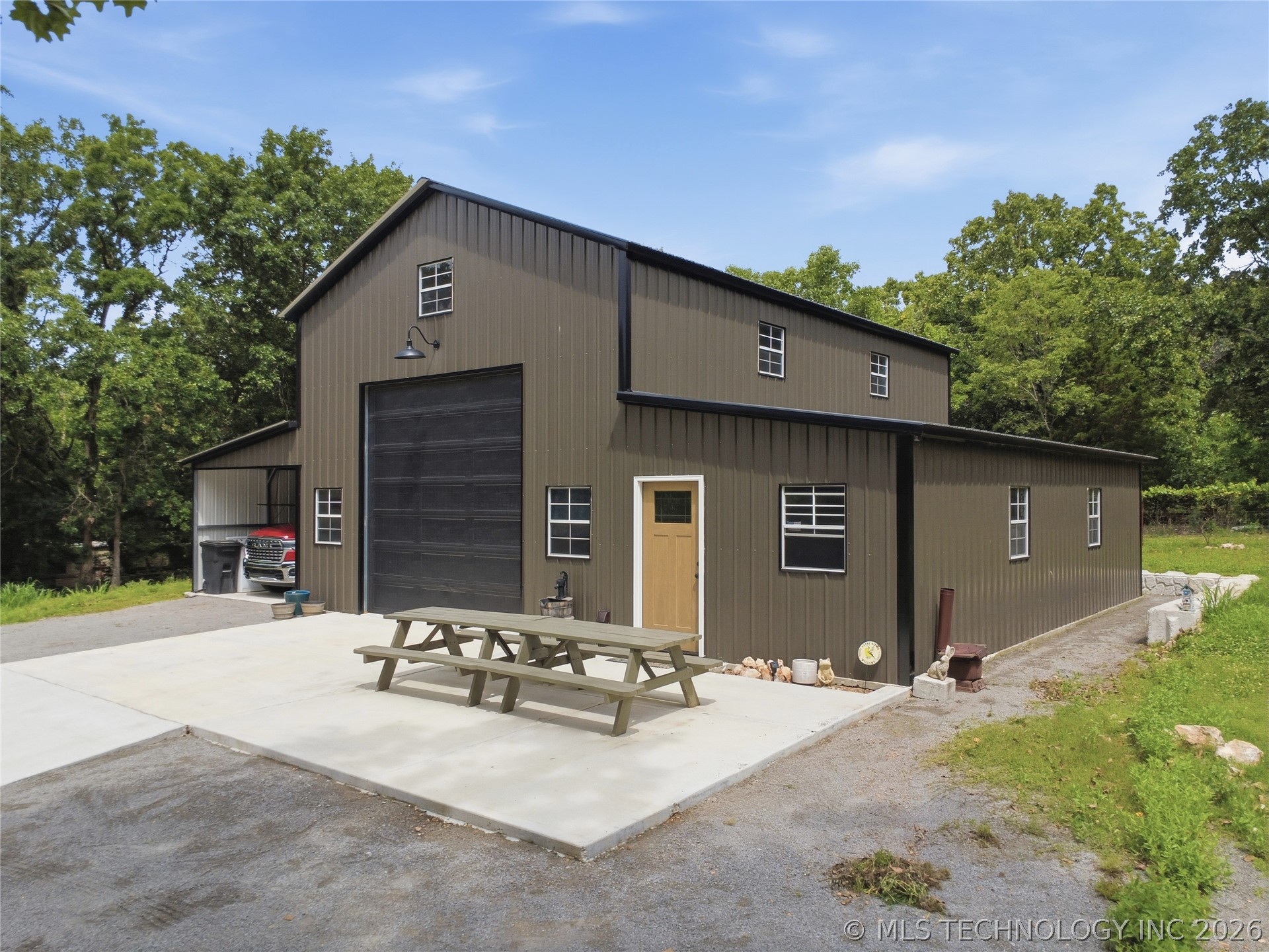 1533 N 442 Road Property Photo 2