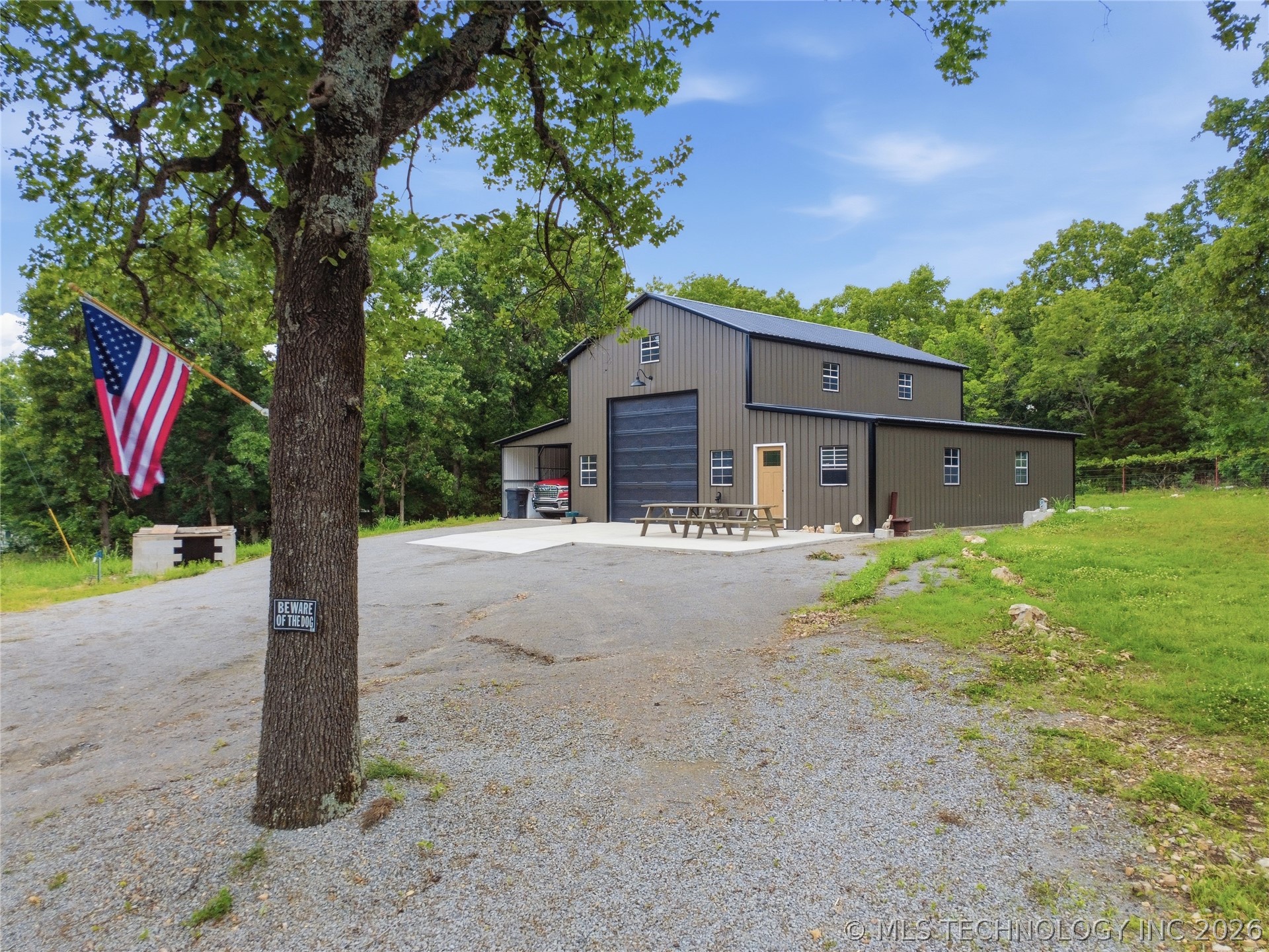 1533 N 442 Road Property Photo 4