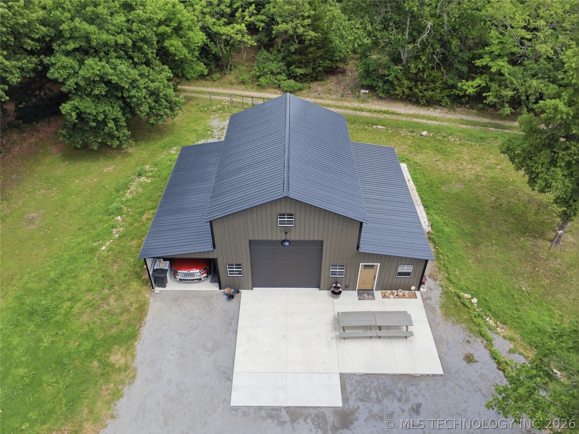 1533 N 442 Road Property Photo 5
