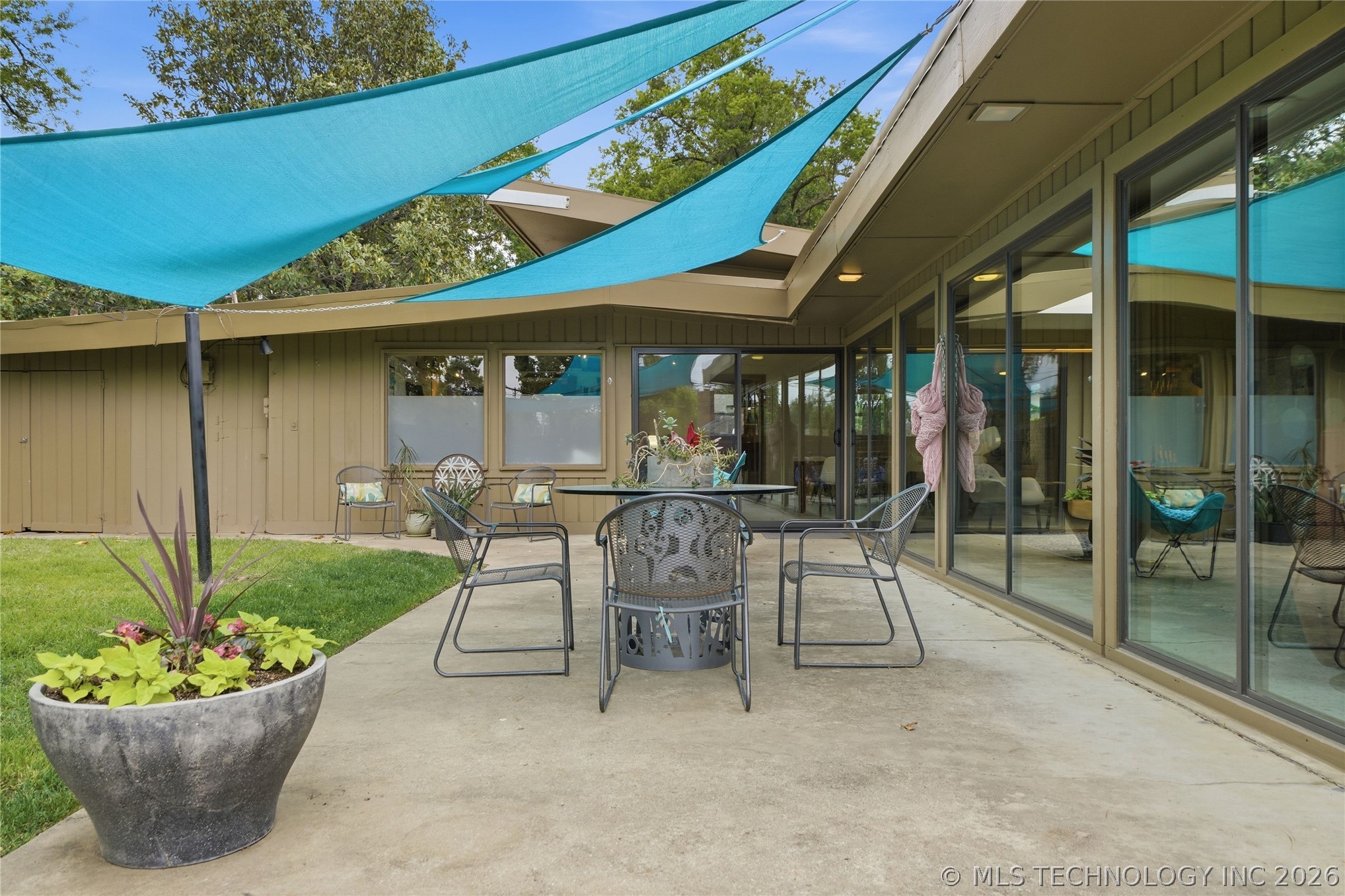 2850 E 37th Street Property Photo 48