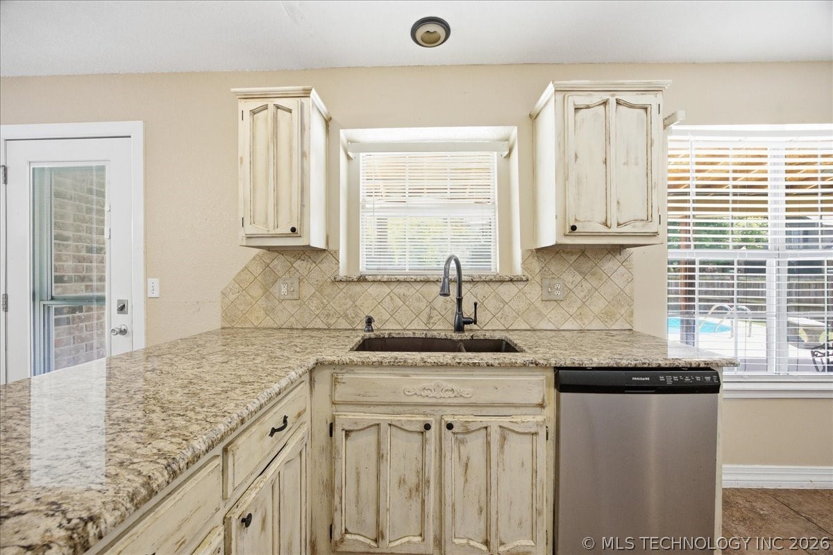 529 S Tamarack Avenue Property Photo 27