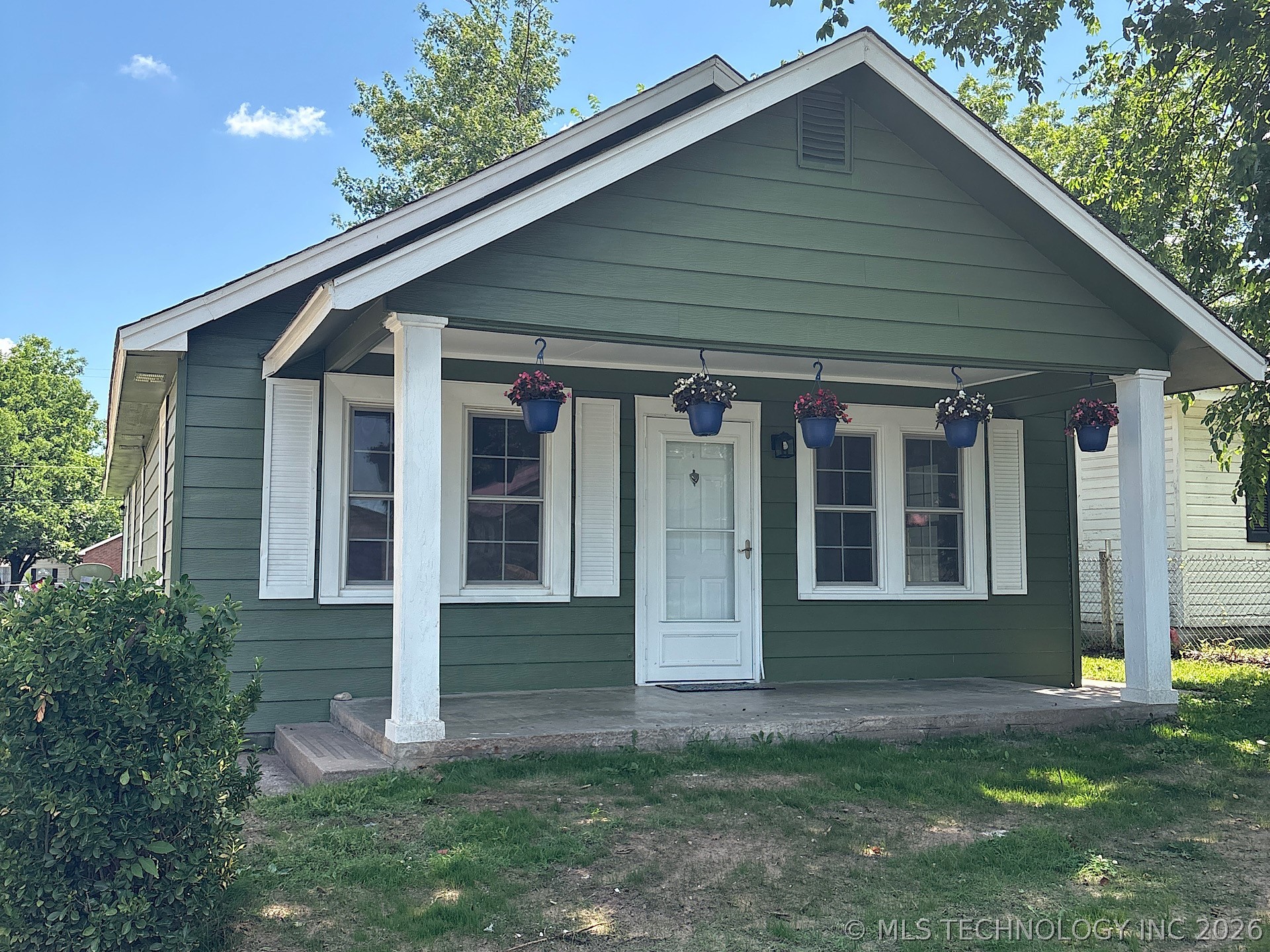 1121 E Walnut Street Property Photo 1