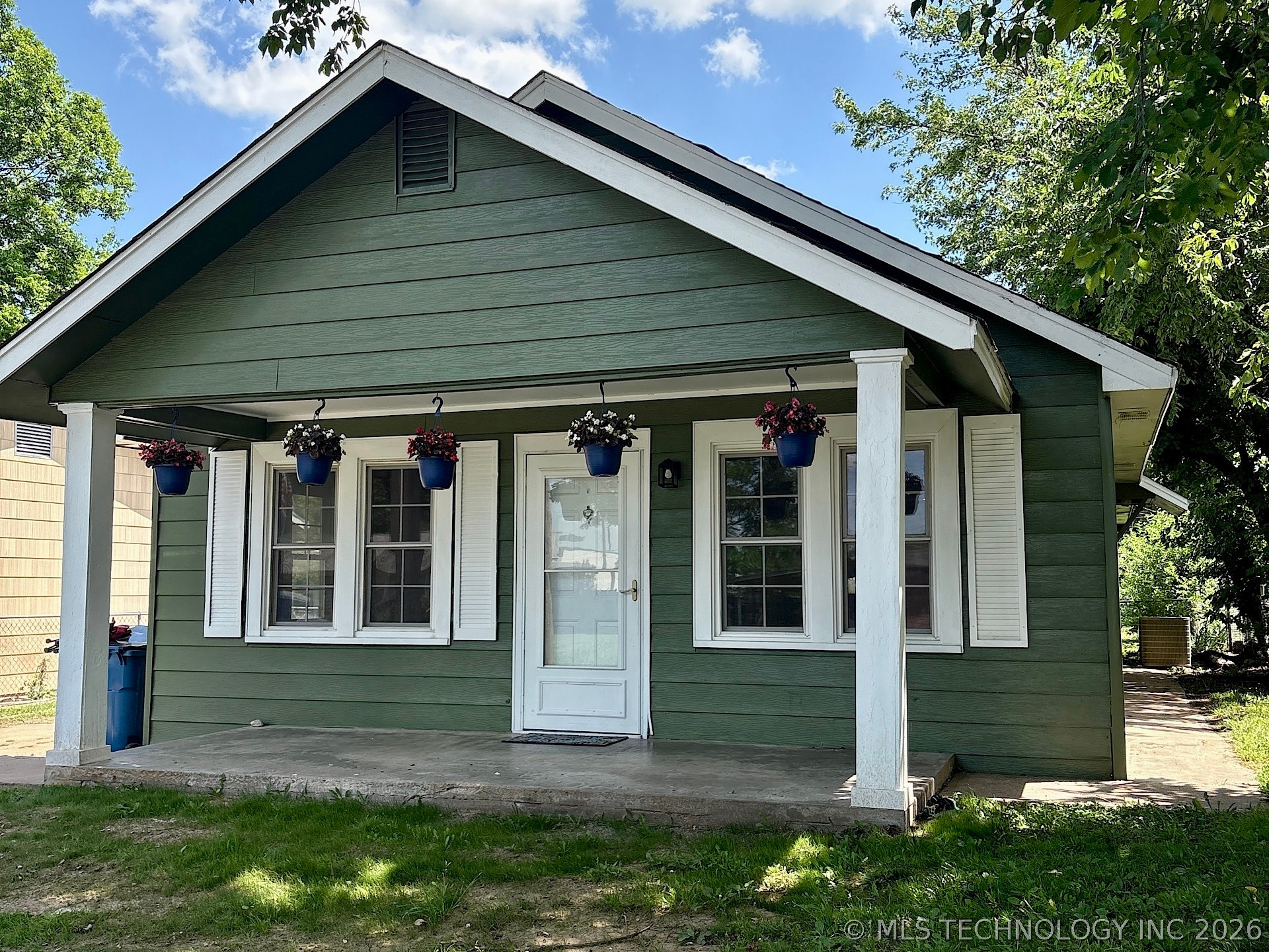1121 E Walnut Street Property Photo 3