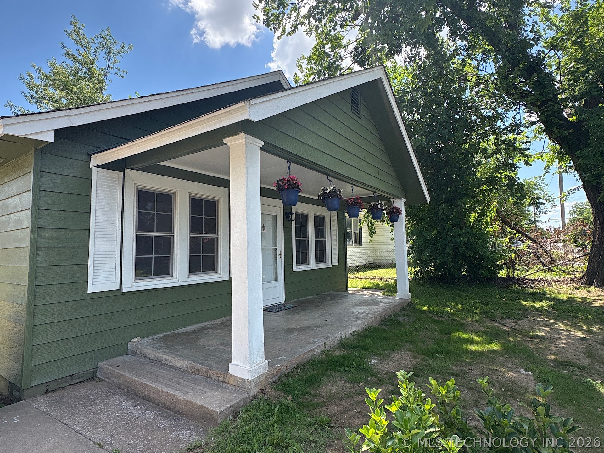 1121 E Walnut Street Property Photo 4
