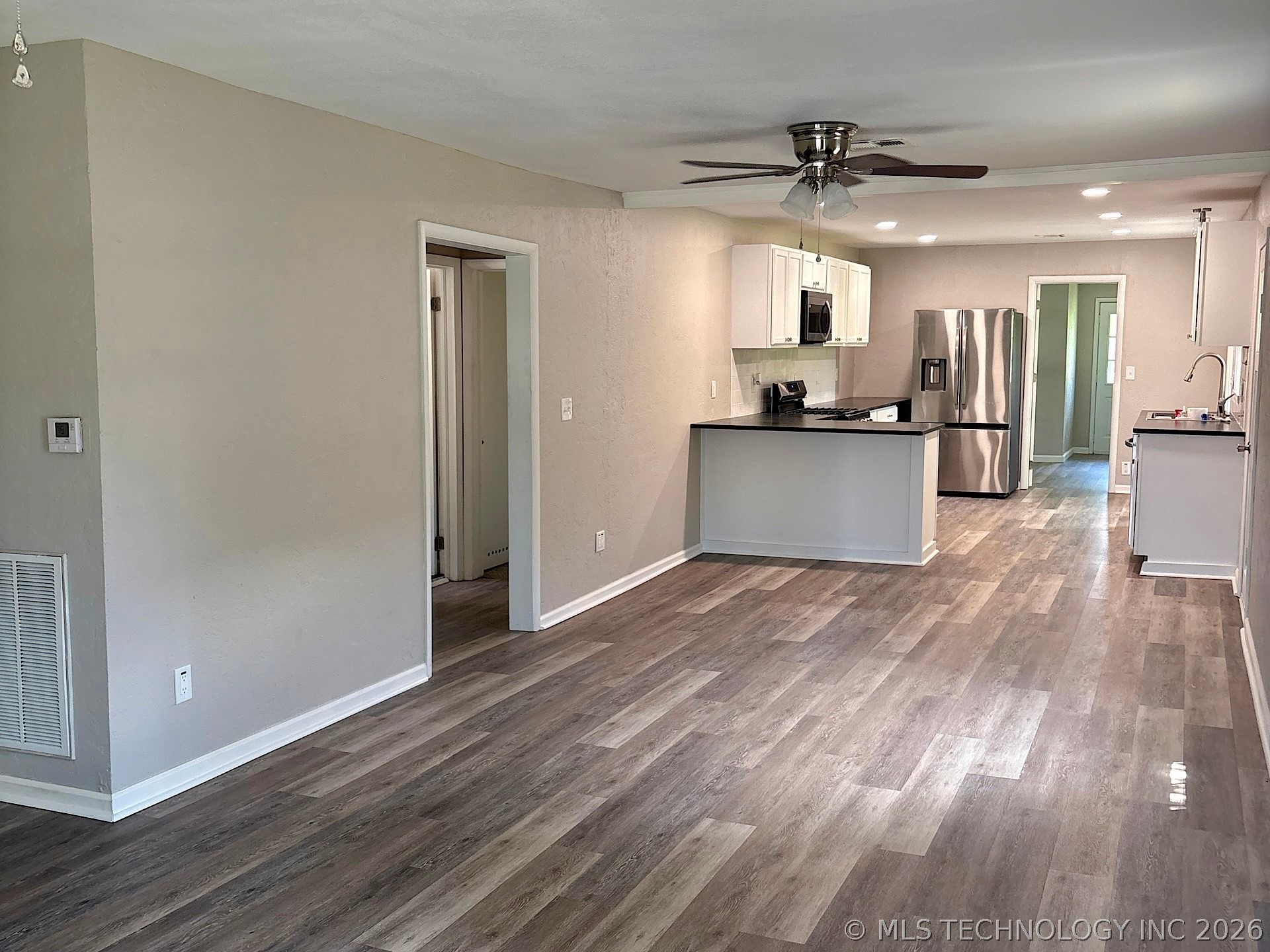 1121 E Walnut Street Property Photo 5