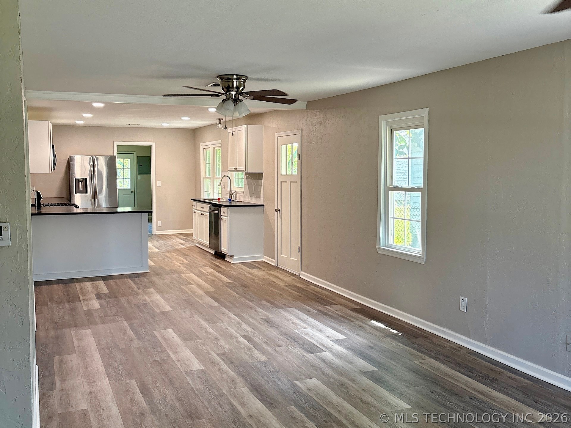 1121 E Walnut Street Property Photo 8