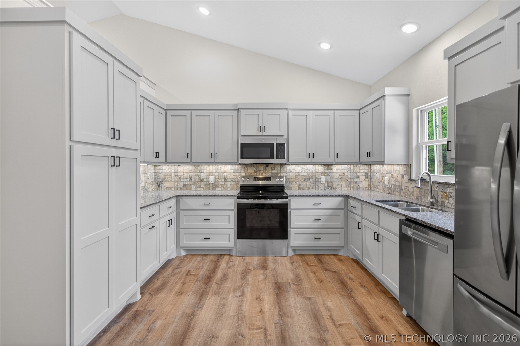 400 Vine Street Property Photo 7