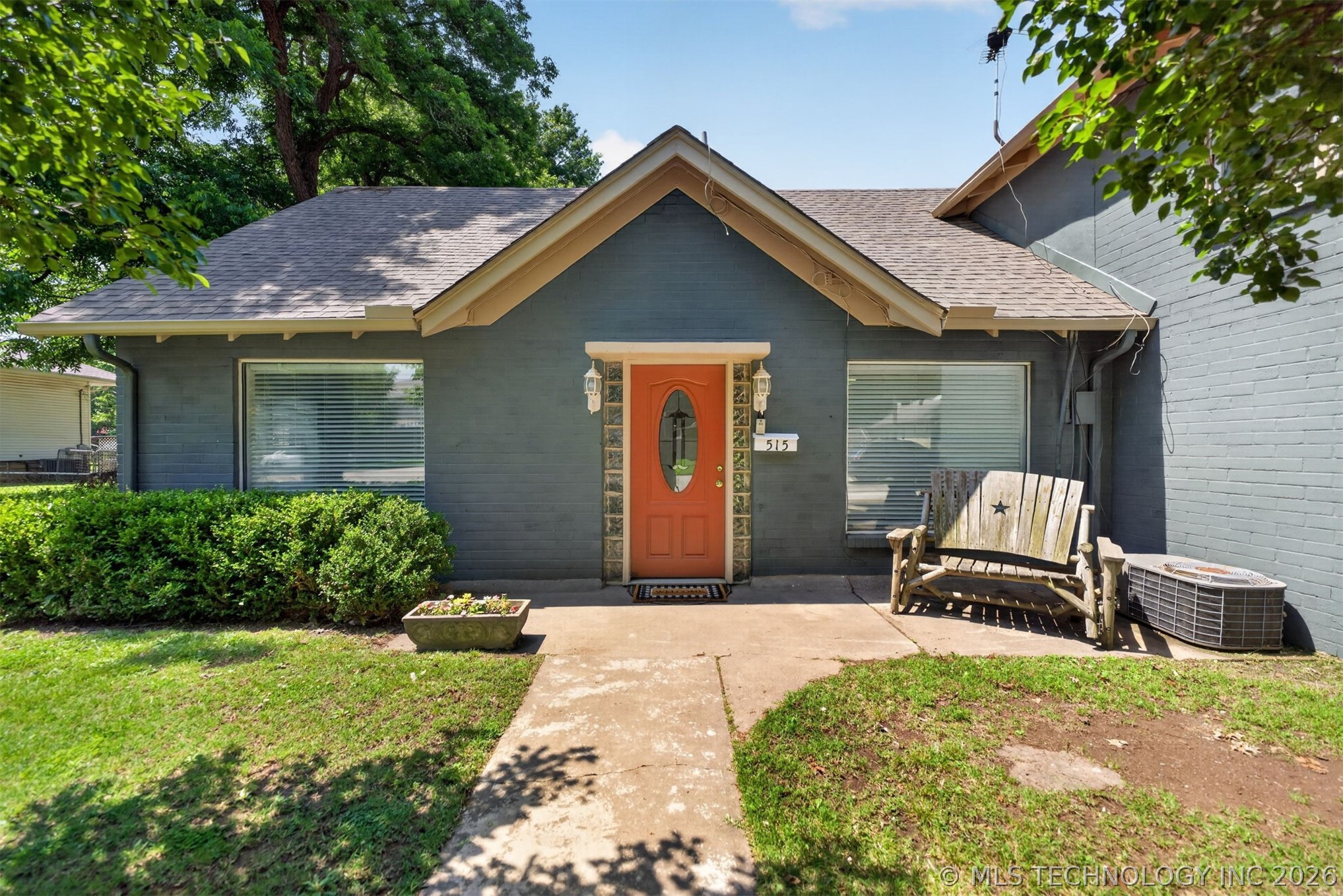 515 W Delaware Property Photo 3